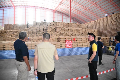 พาณิชย์ตรวจสอบคุณภาพข้าวสาร ในสต๊อกของรัฐบาล