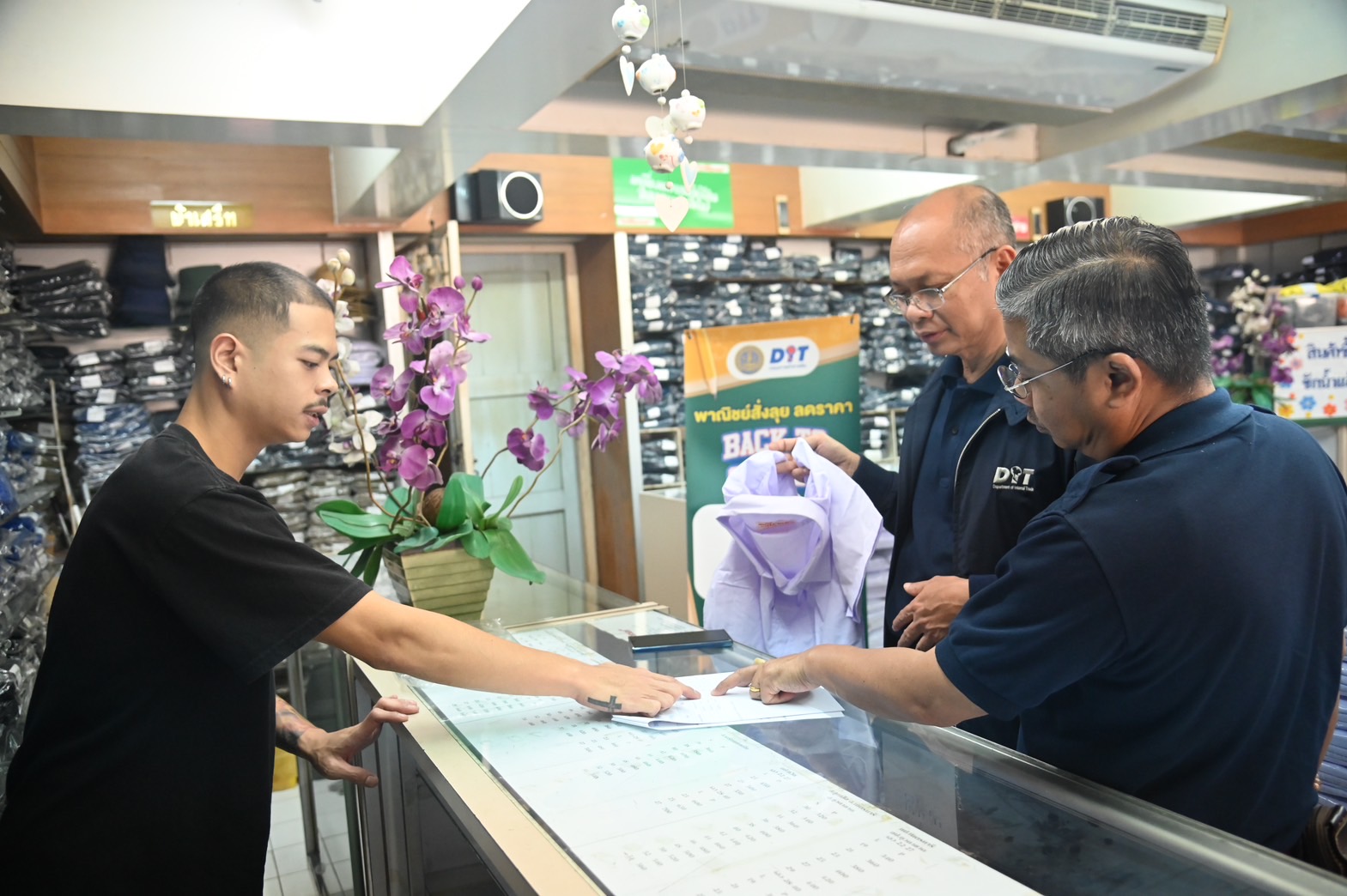 ผู้ปกครองพาบุตรหลานซื้อชุดนักเรียน กับ “พาณิชย์สั่งลุย ลดราคา Back to School 2024”