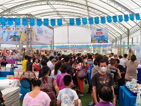 DIT ลุยจัด “ธงฟ้าลำพูน”  เดินหน้านโยบายรัฐบาล ลดรายจ่ายครัวเรือน พร้อมเชื่อมโยงผลไม้มาจำหน่ายในงาน