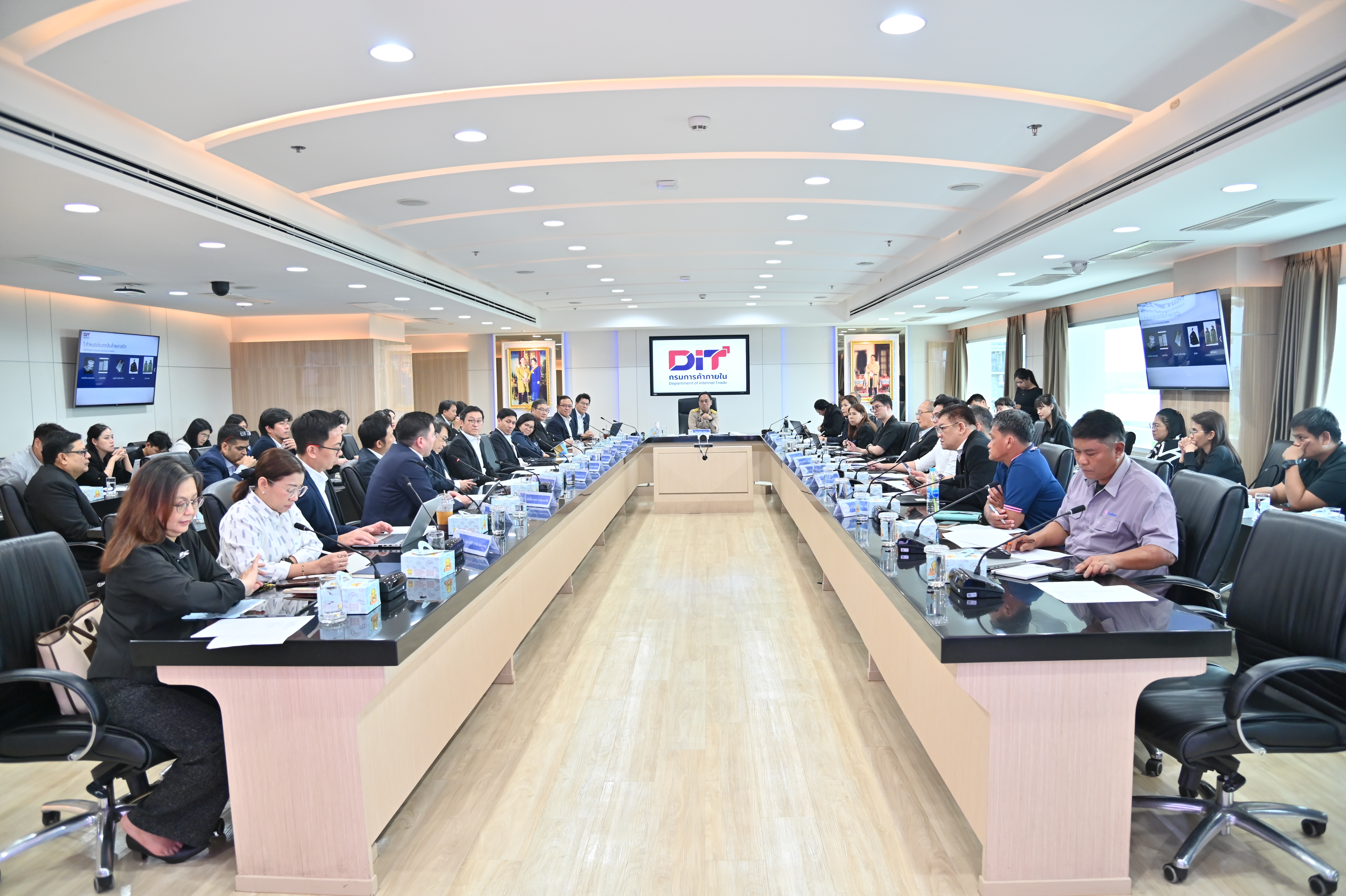 ข่าวเลขที่ 117/2569 พาณิชย์ประชุมติดตามสถานการณ์เม็ดพลาสติกและบรรจุภัณฑ์พลาสติก  วางแนวทางดูแลปริมาณ–ราคา–การใช้พลาสติกอย่างเหมาะสม (21 เมษายน 2569)