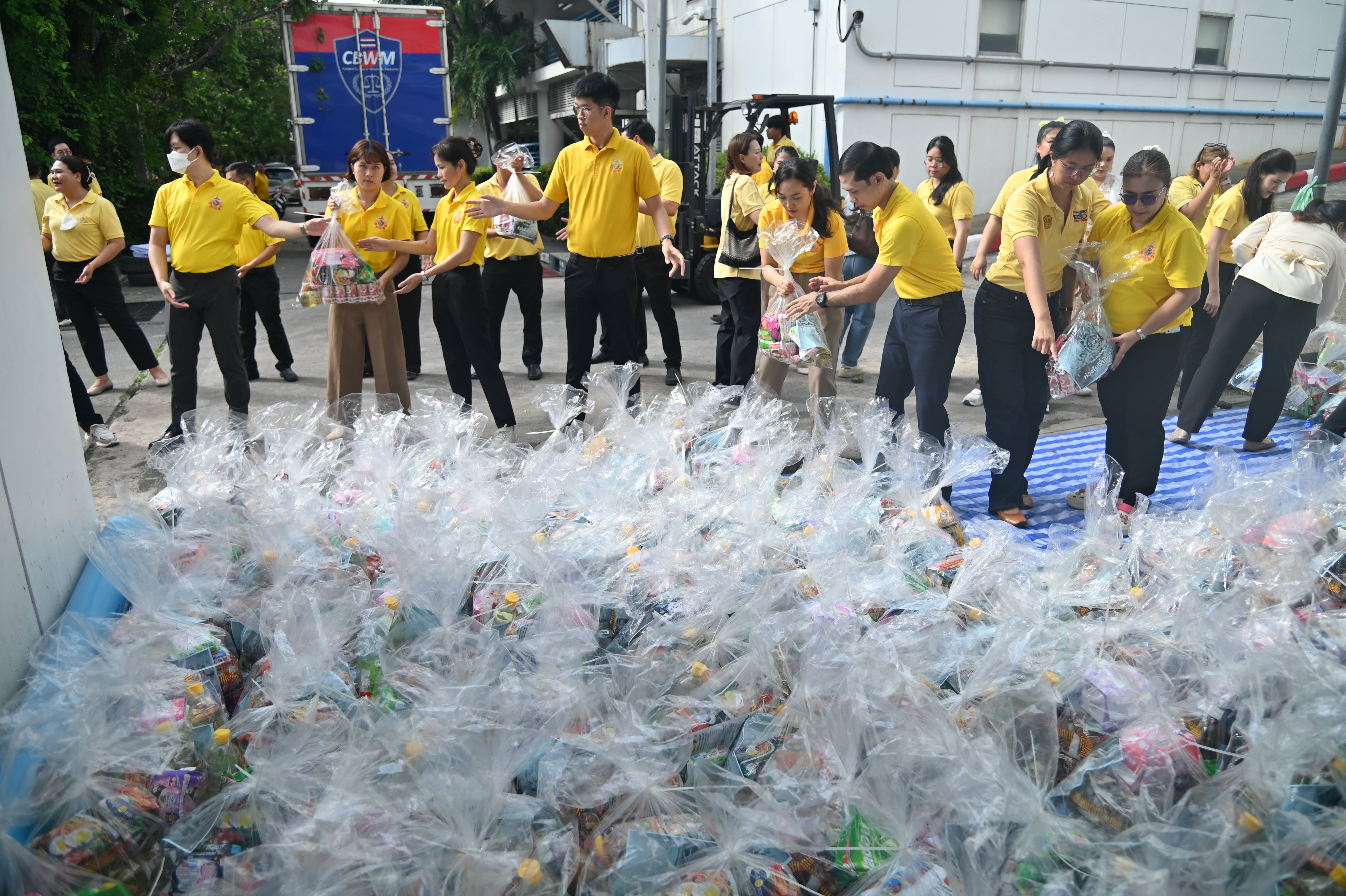 กรมการค้าภายใน ร่วมกันจัดถุงยังชีพเพื่อนำไปส่งมอบให้ประชาชนในพื้นที่ที่ได้รับผลกระทบ