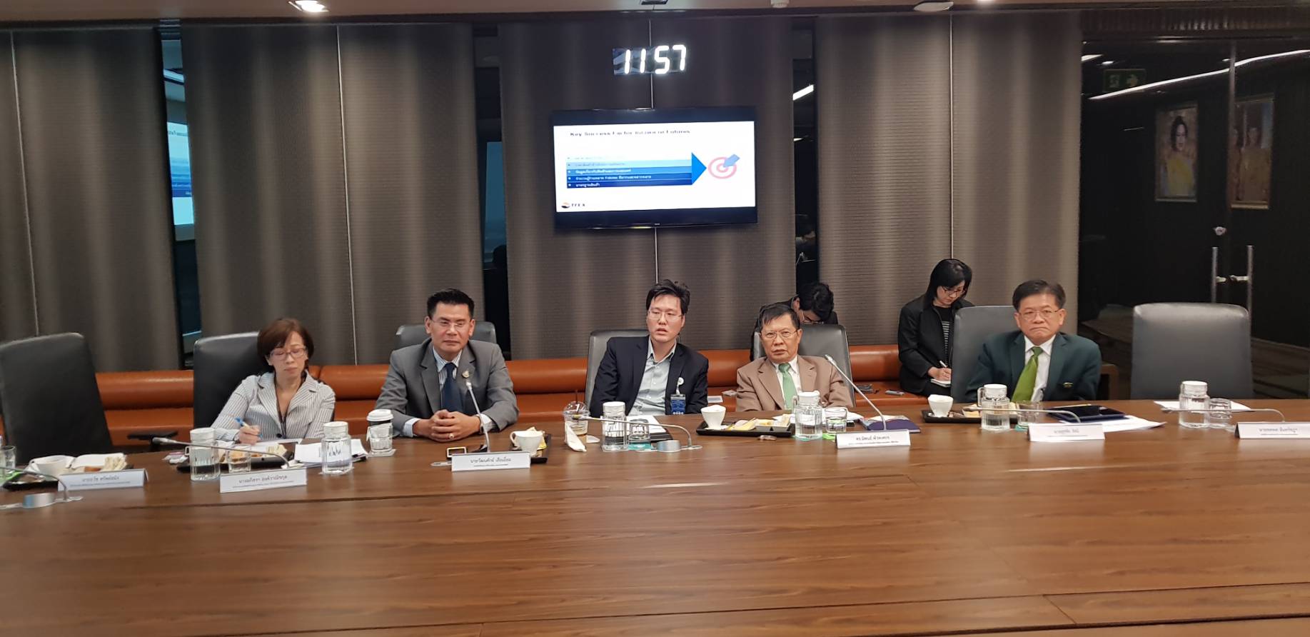 รองอธิบดี ประชุมเรื่องตลาดสัญญาซื้อขายล่วงหน้าเกี่ยวกับสินค้าเกษตร