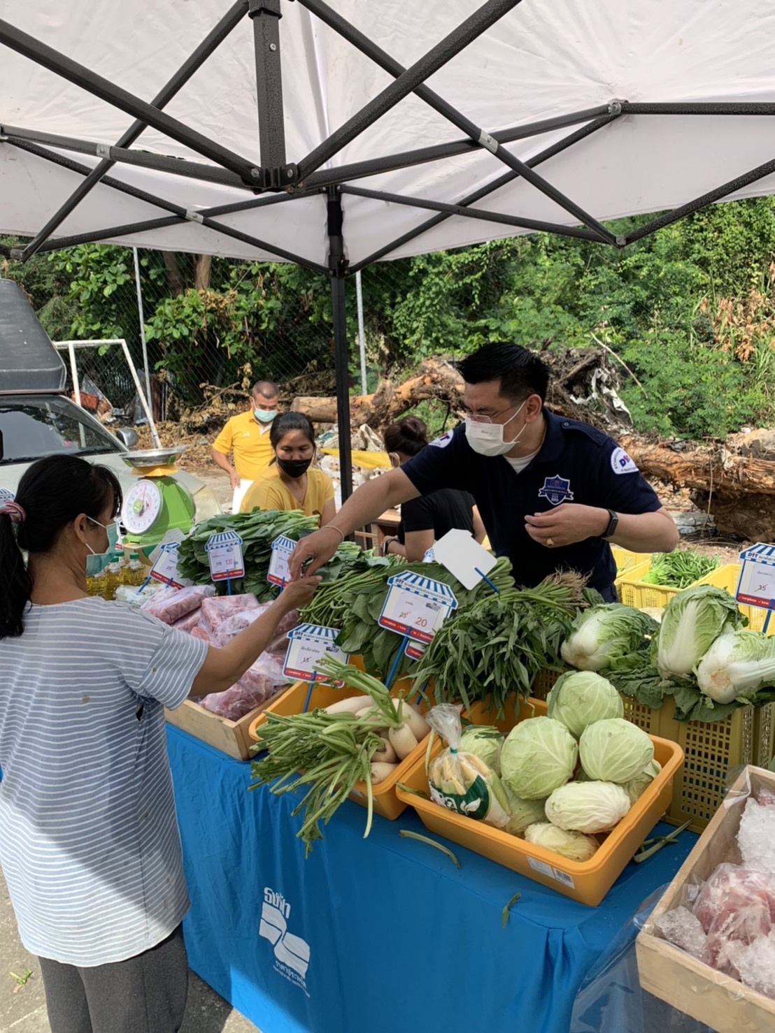  อธิบดีกรมการค้าภายในตรวจติดตามการจำหน่ายสินค้า Mobile พาณิชย์ ลดราคา ช่วยประชาชน