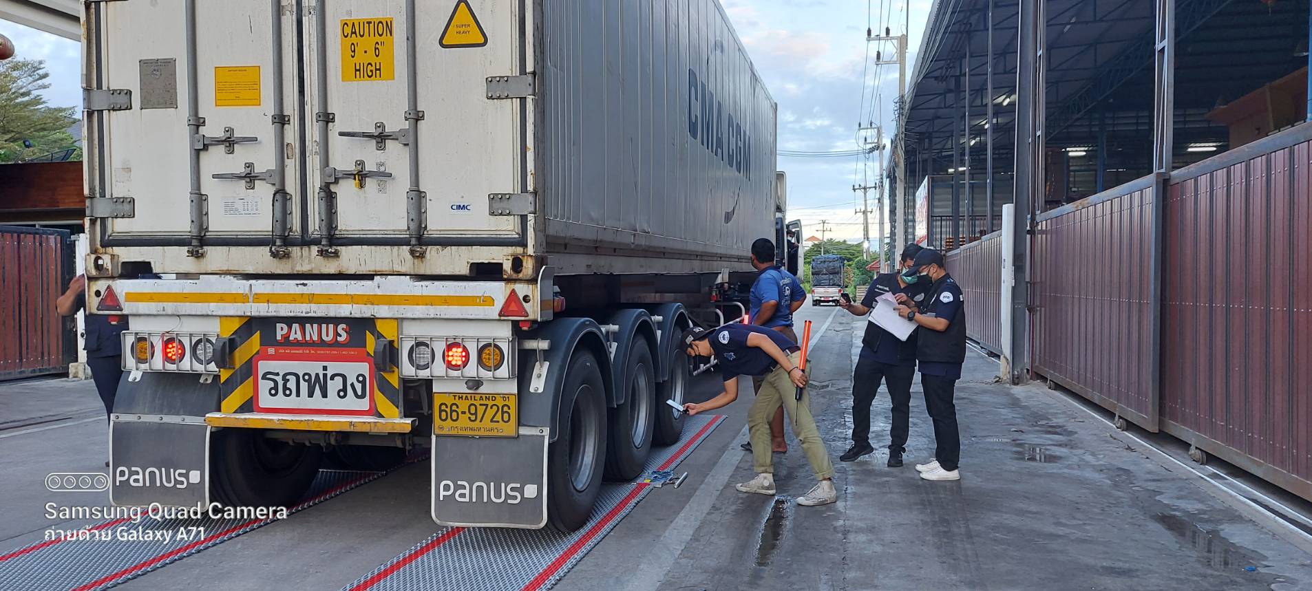 รองอธิบดีกรมการค้าภายในลุยจับลักลอบขนย้ายกระเทียมนำเข้าช่วงล็อกดาวน์กว่า 60 ตัน