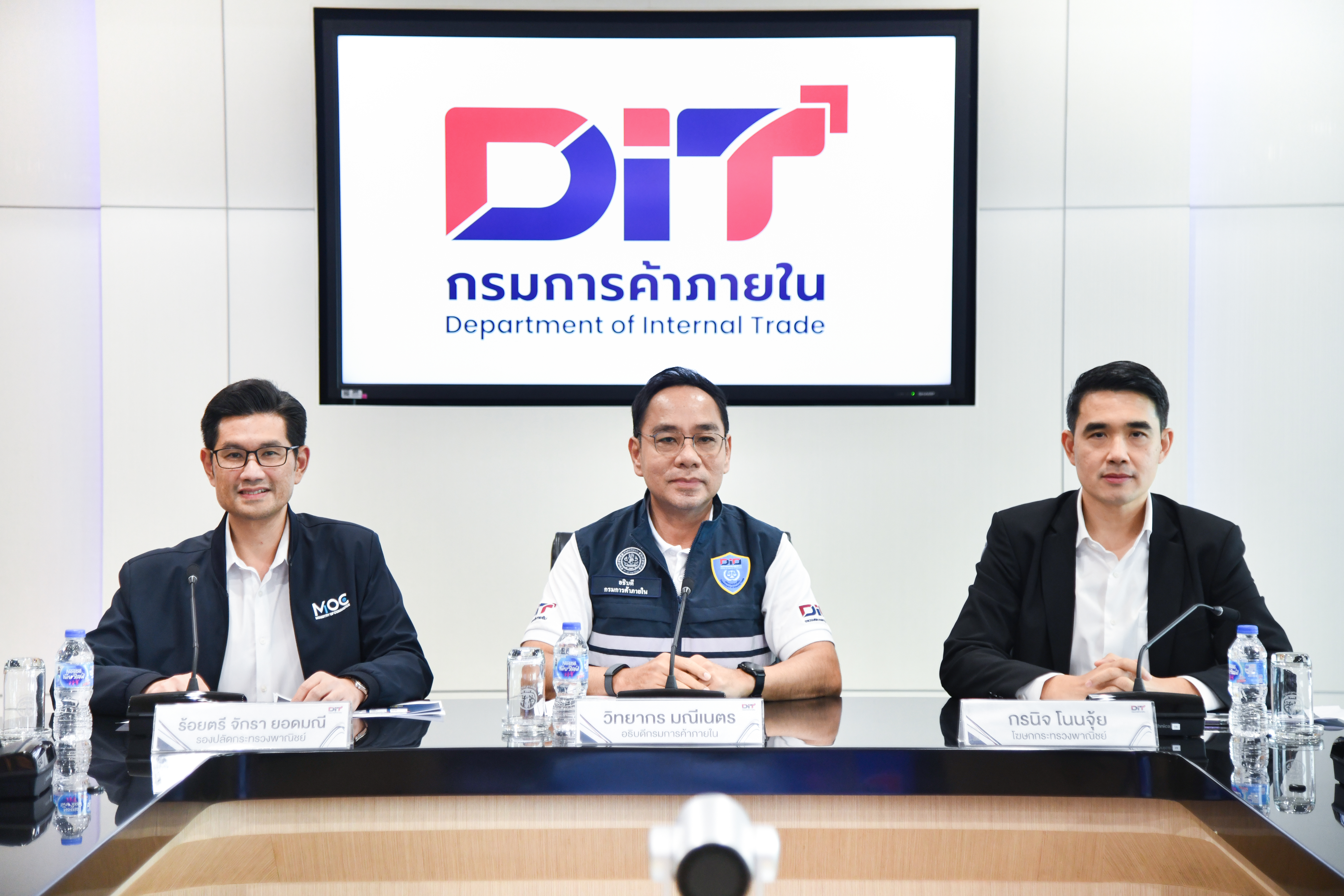 ข่าวเลขที่ 185/2569 พาณิชย์ เกาะติดต้นทุน หลังสถานการณ์พลังงานคลี่คลาย จับมือผู้ผลิตตรึงราคาสินค้า–ดูแลวัตถุดิบอาหาร เตรียมจัดโปรฯ สินค้าจำเป็น ลดค่าครองชีพประชาชน  (17 กรกฎาคม 2569)
