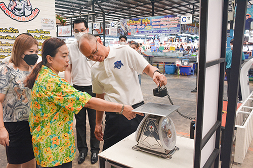 พาณิชย์ลงตรวจตลาดสด ติดตามราคาอย่างใกล้ชิดช่วงสงกรานต์