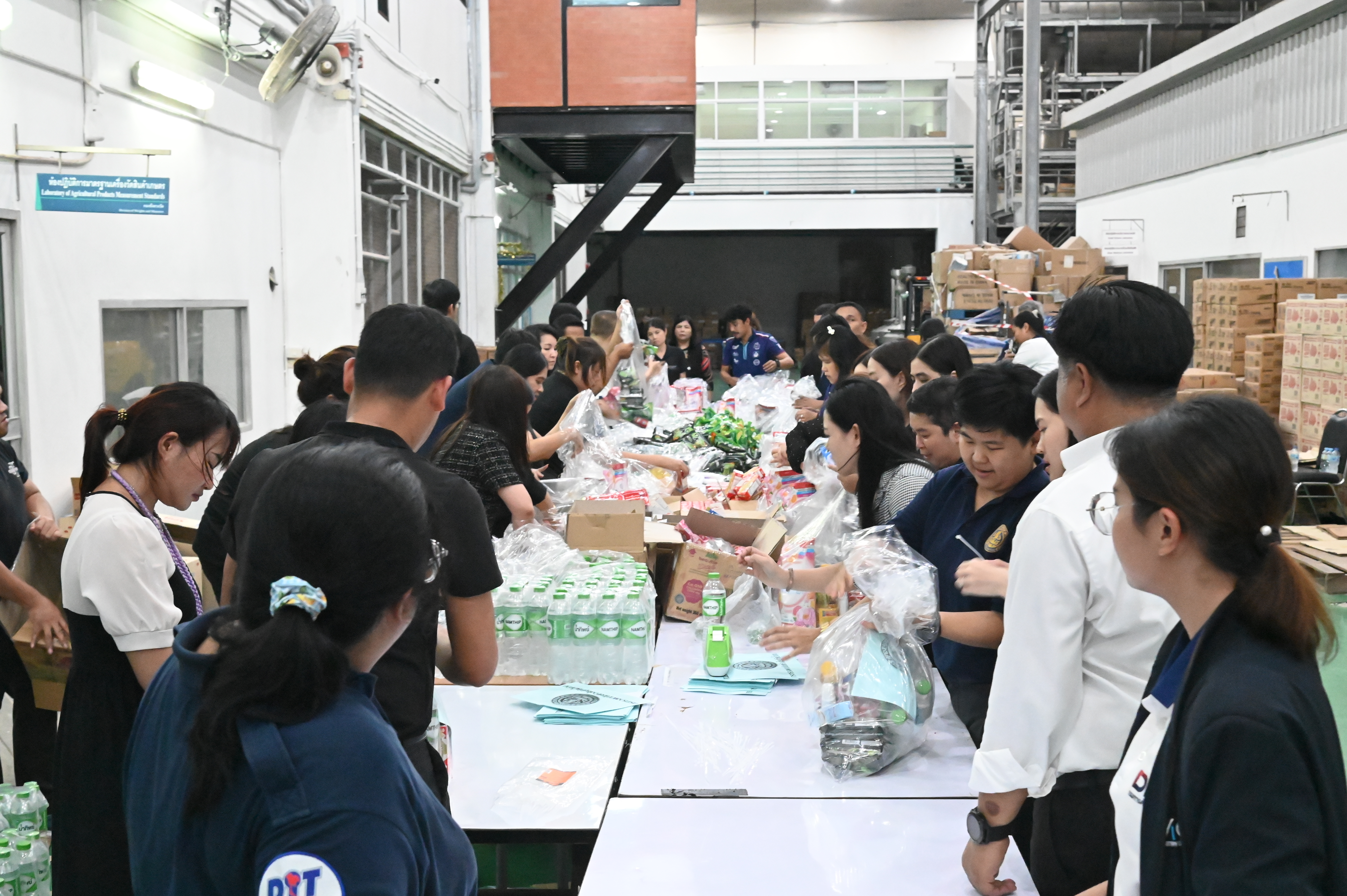 กรมการค้าภายใน บรรจุถุงยังชีพ เพื่อเตรียมส่งมอบให้ผู้ประสบภัยน้ำท่วม 