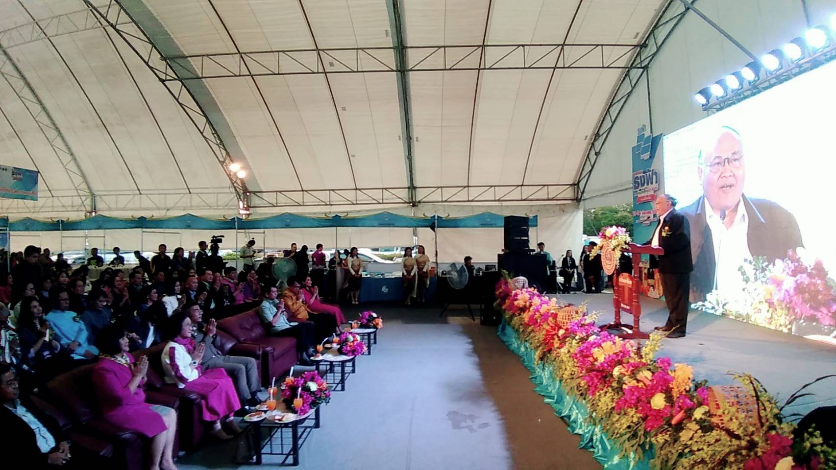 รองอธิบดีกรมการค้าภายใน เปิดงานมหกรรมธงฟ้าลดค่าครองชีพผู้ประสบภัยจังหวัดร้อยเอ็ด
