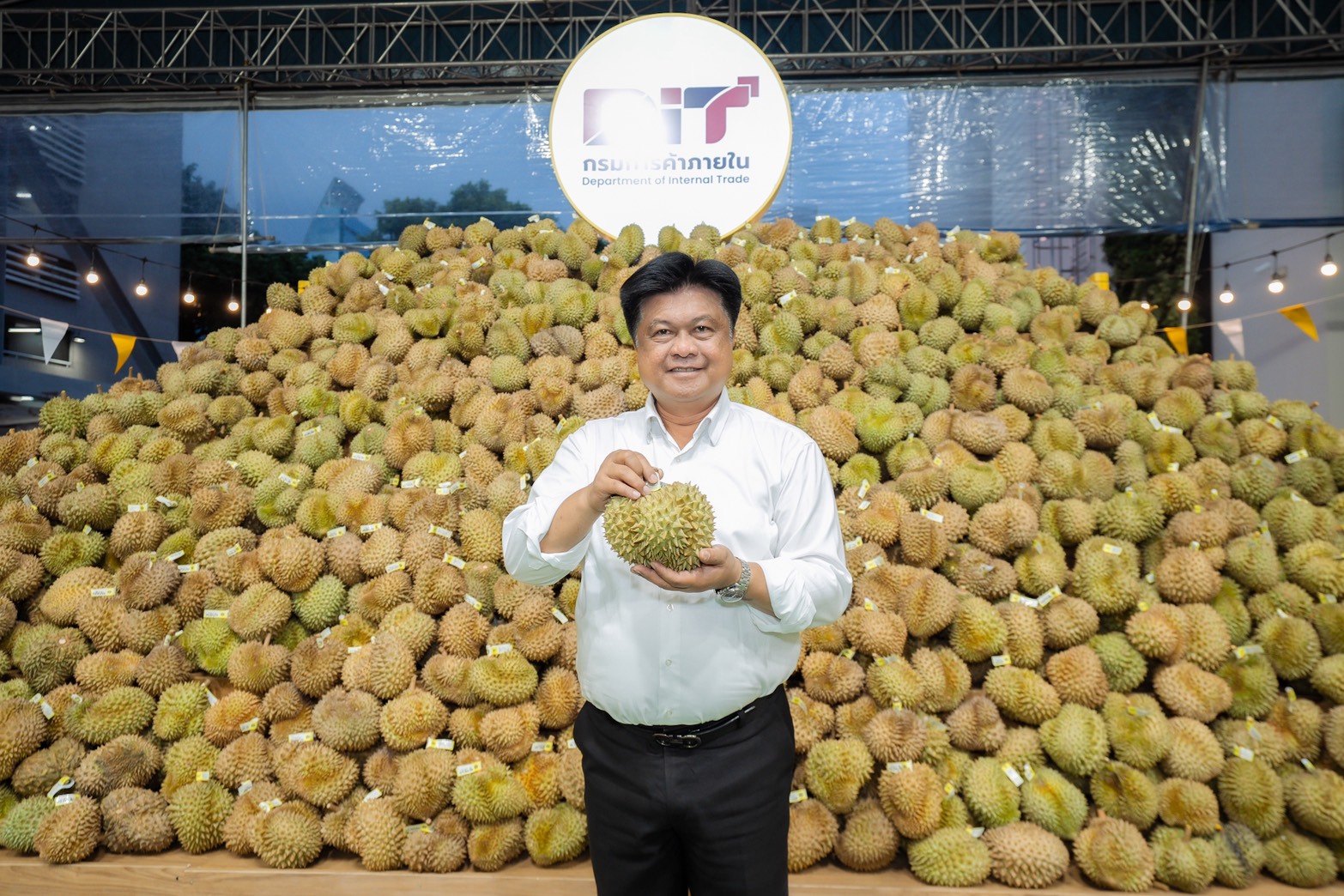 ข่าวเลขที่ 220/2569 กรมการค้าภายในต่อยอดความสำเร็จงาน “Premium Durian Fest 2026” ยกทุเรียนคุณภาพและผลไม้ไทยบุกสยามพารากอน ชวนคนไทยอุดหนุนช่วงโค้งสุดท้ายของฤดูกาลทุเรียนปีนี้ (4 กันยายน 2569)