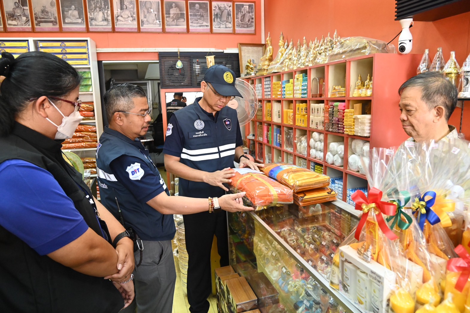 พาณิชย์ และสคบ. เข้มบูรณาการลงพื้นที่ตรวจสอบราคา ฉลากสินค้า ผู้จำหน่ายสังฆภัณฑ์ ชุดไทยธรรม และชุดเครื่องกฐิน ในช่วงประเพณีการทอดกฐิน
