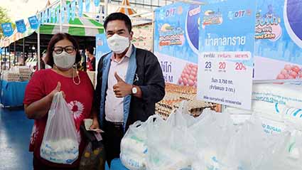 ตรวจติดตามการจำหน่ายสินค้าธงฟ้าราคาประหยัด