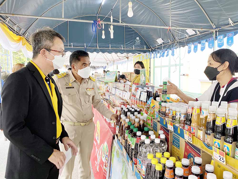 รองอธิบดีร่วมพิธีเปิดกิจกรรมช่วยประชาชนจากภาวะเศรษฐกิจ