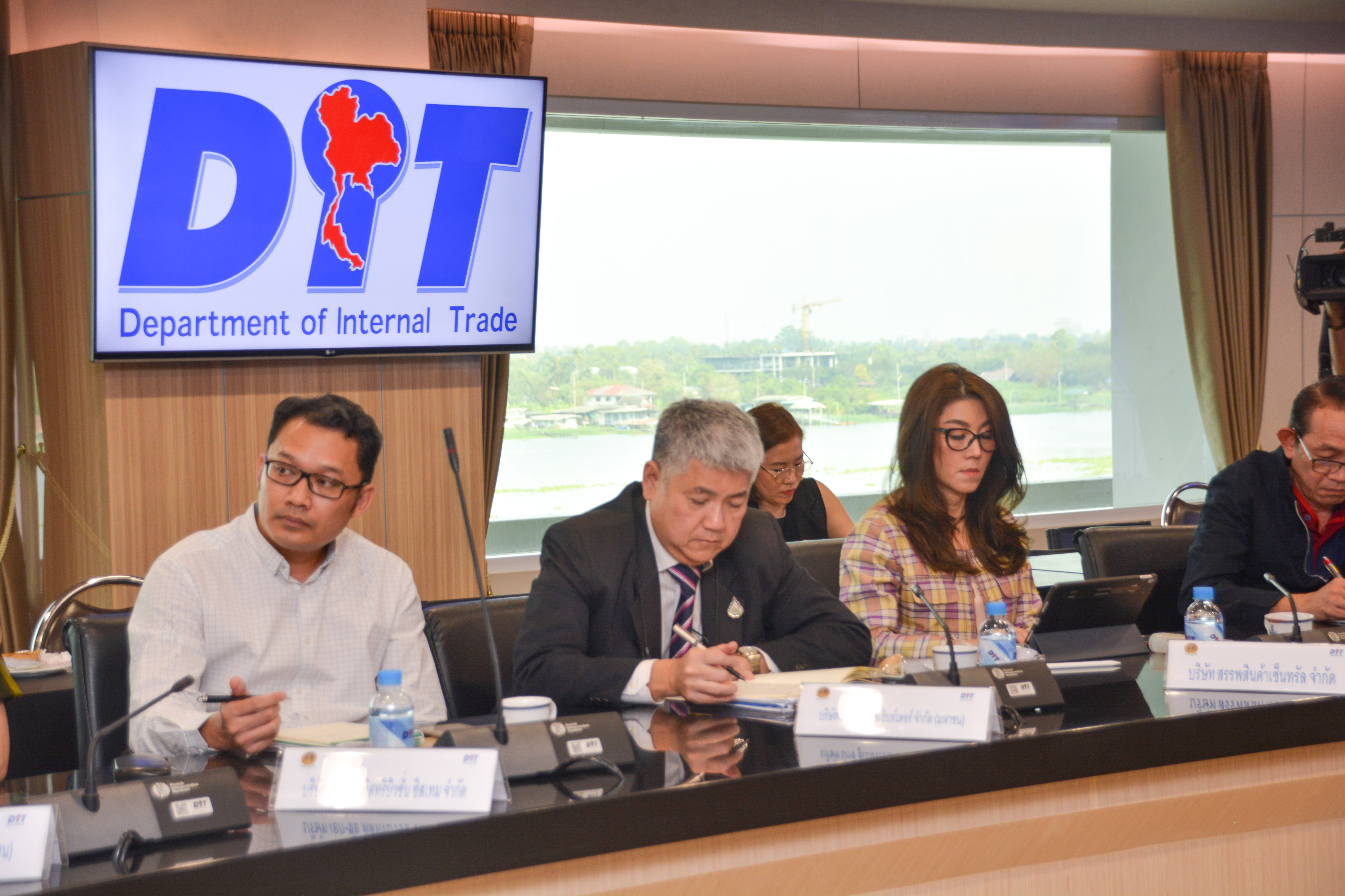 การประชุมสถานการณ์การจำหน่ายหน้ากากอนามัยและเจลล้างมือ