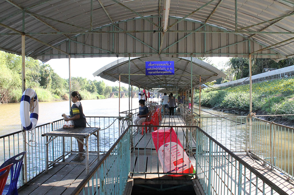 46972_ให้อาหารปลา.JPG