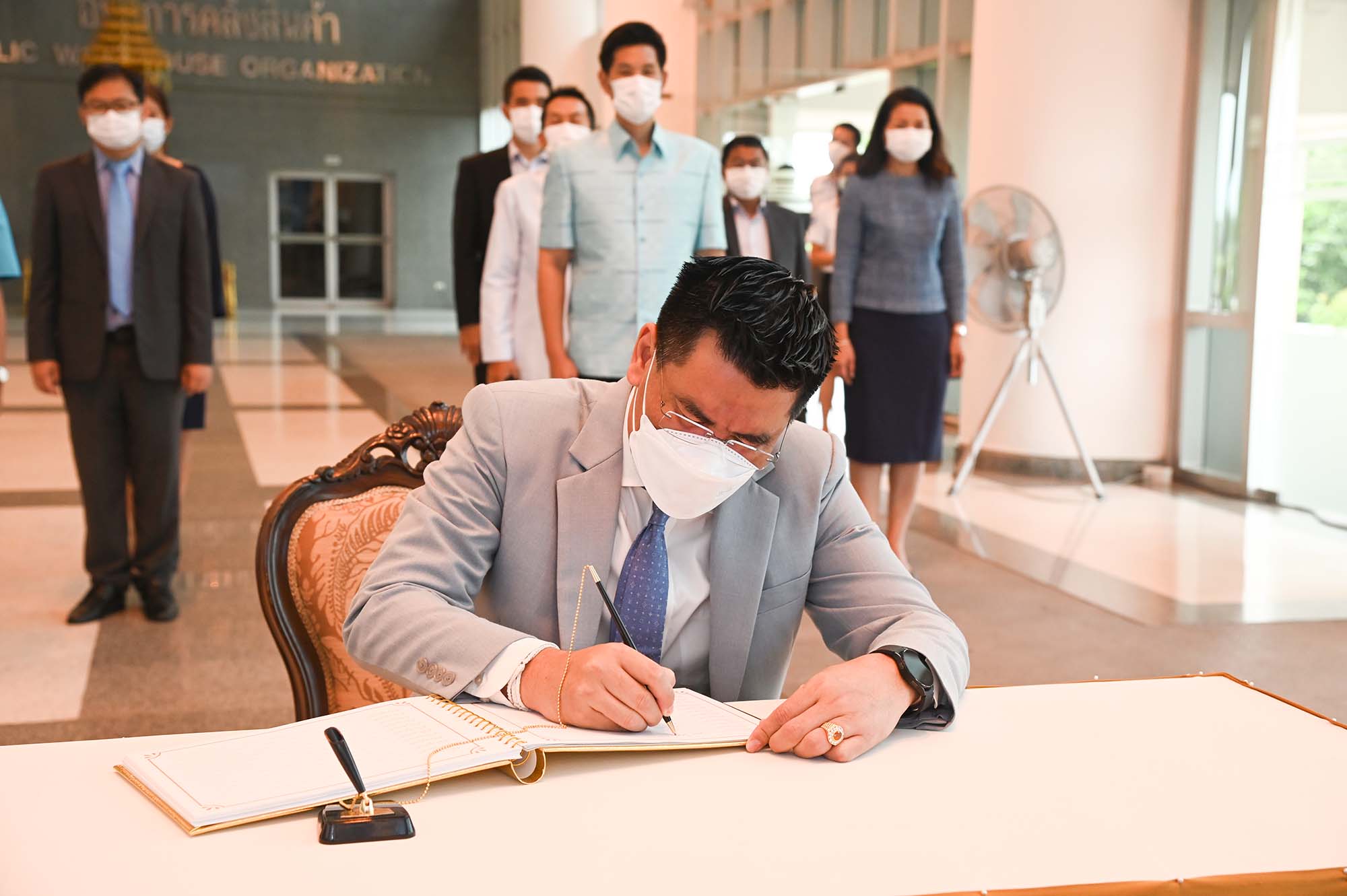 คณะผู้บริหารกรมการค้าภายใน ร่วมพิธีลงนามถวายพระพร 12 สิงหาคม