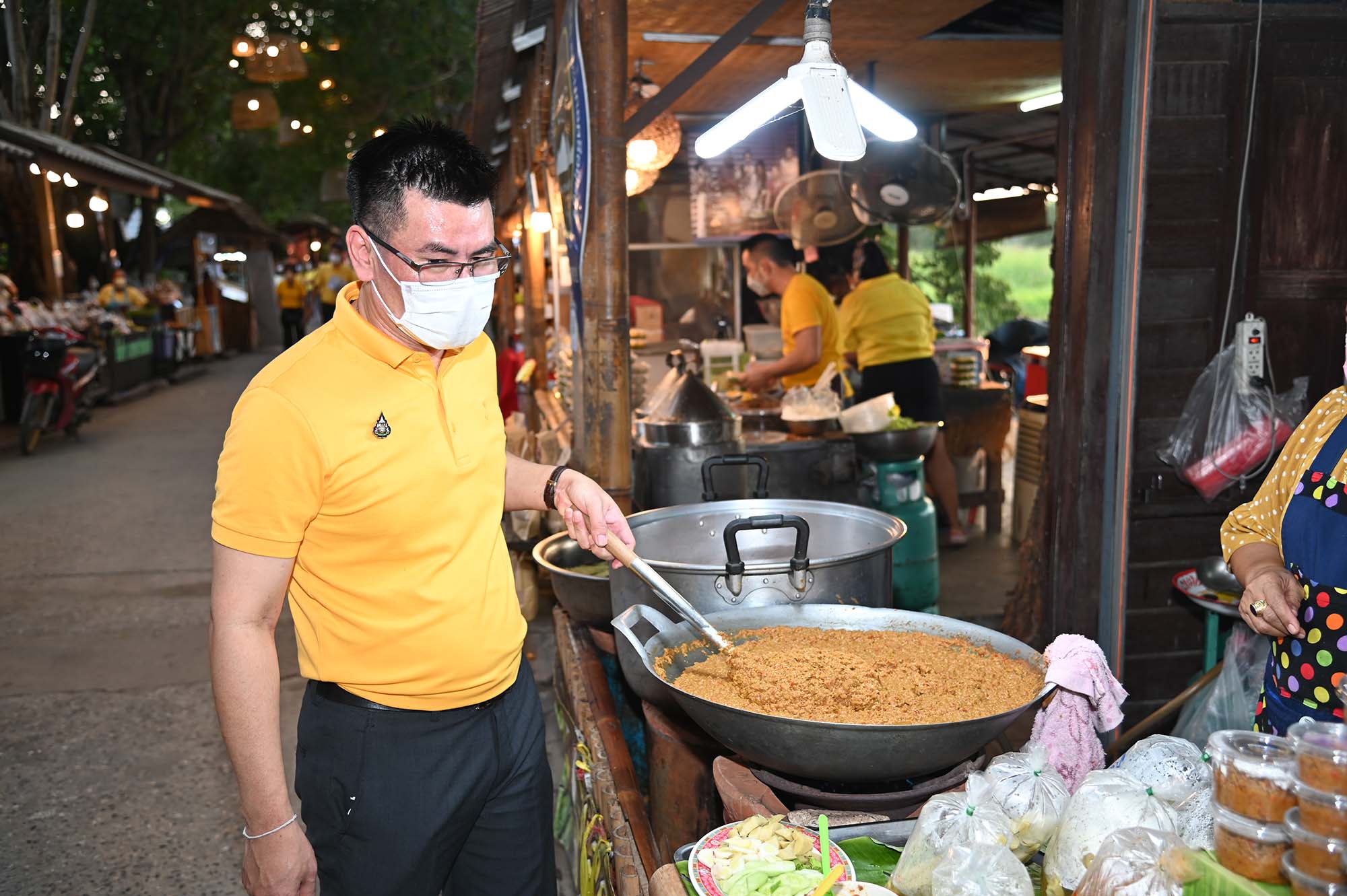 กิจกรรมกระตุ้นเศรษฐกิจเชื่อมโยงสินค้าชุมชน ตลาดต้องชมตลาดหลวงปู่ทวด