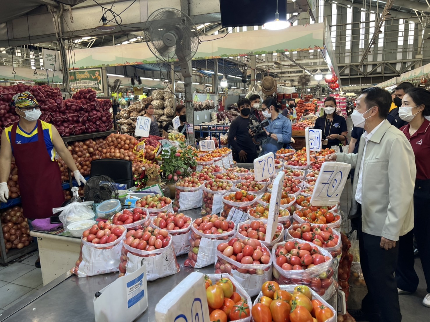 รองอธิบดีกรมการค้าภายในร่วมสำรวจสถานการณ์การค้าสินค้าผักและผลไม้