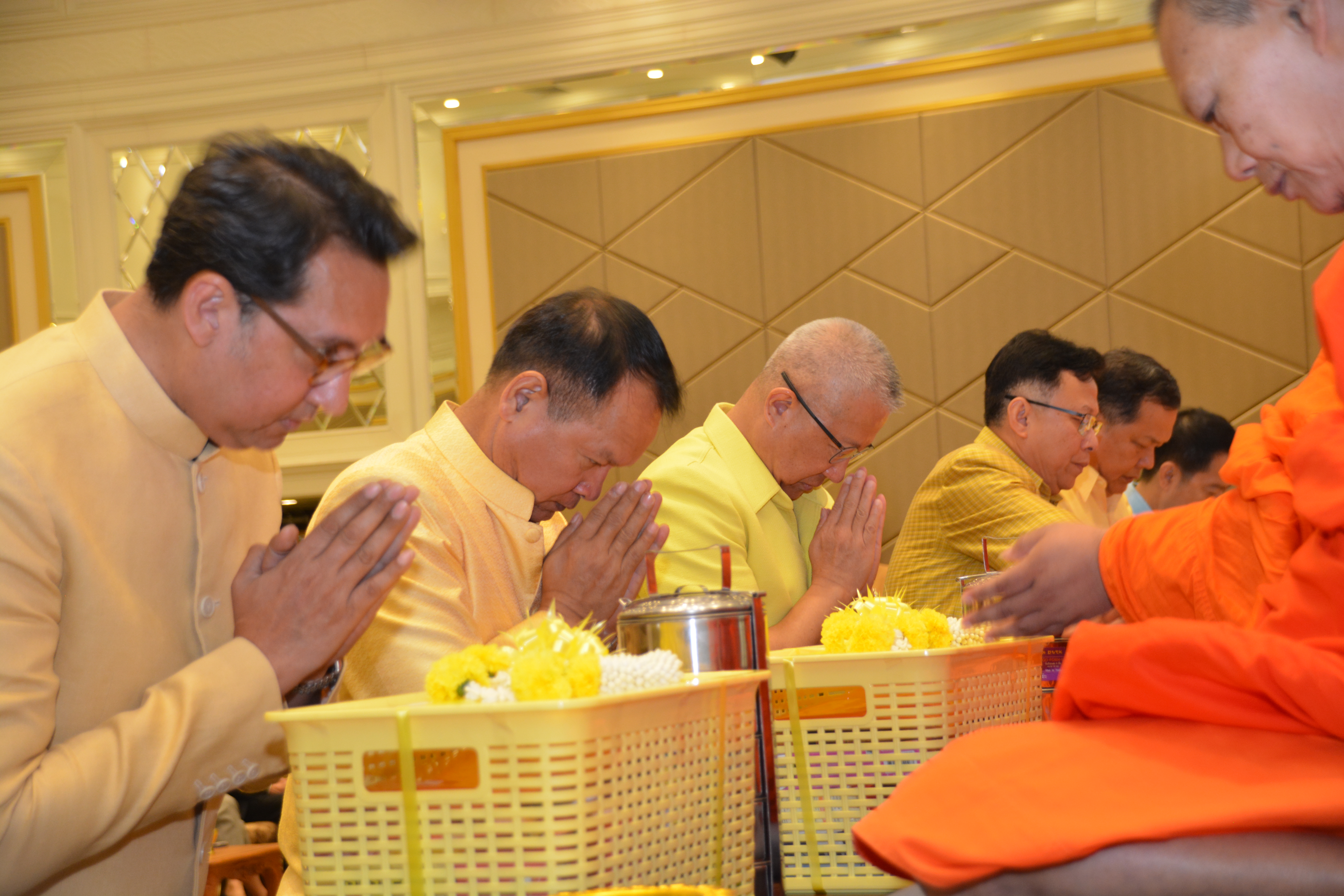 พิธีทำบุญตักบาตรเนื่องในโอกาสวันขึ้นปีใหม่ ปี 2563