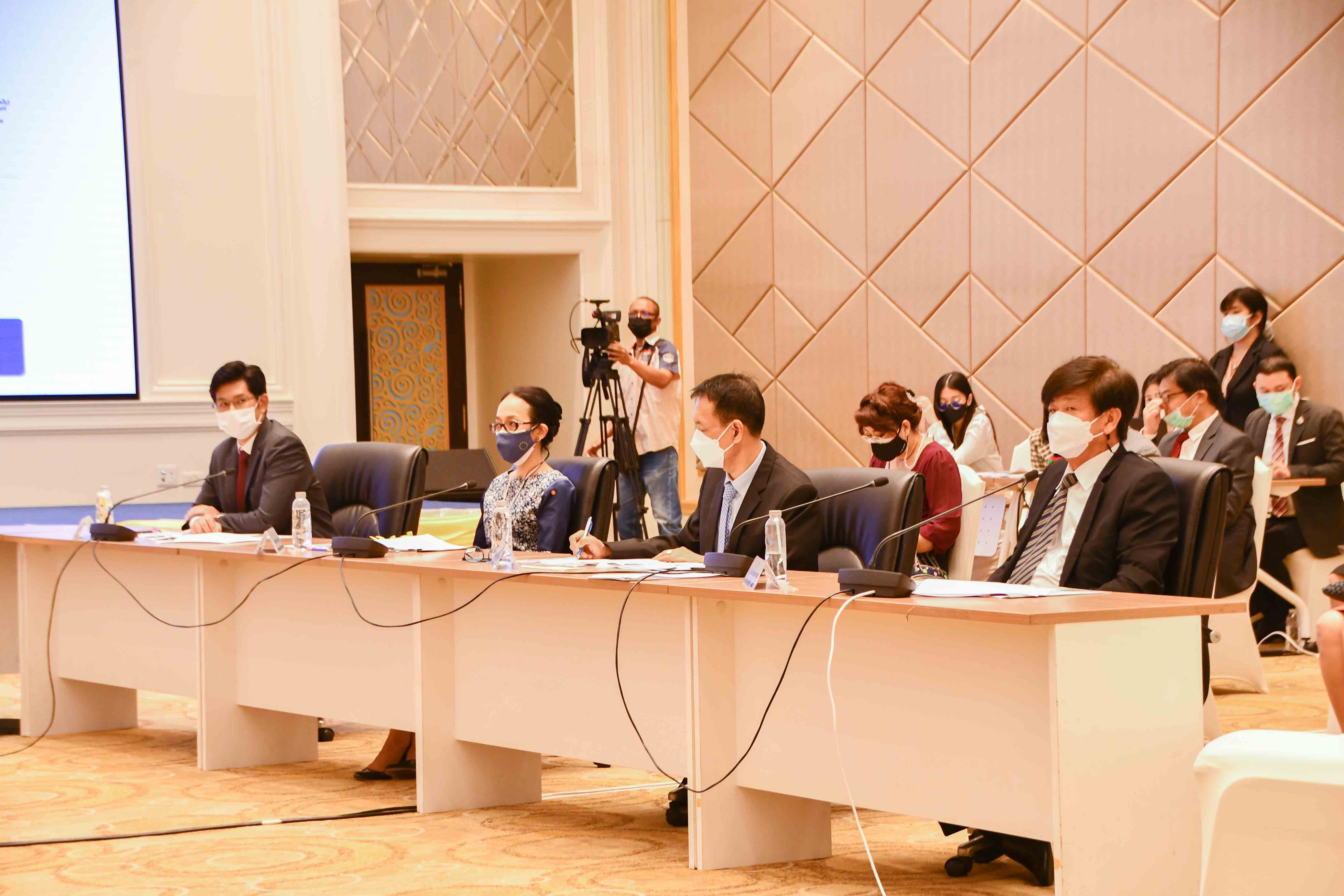 รองอธิบดีกรมการค้าภายใน ร่วมการแถลง "ผลงาน 2 ปี กระทรวงพาณิชย์"