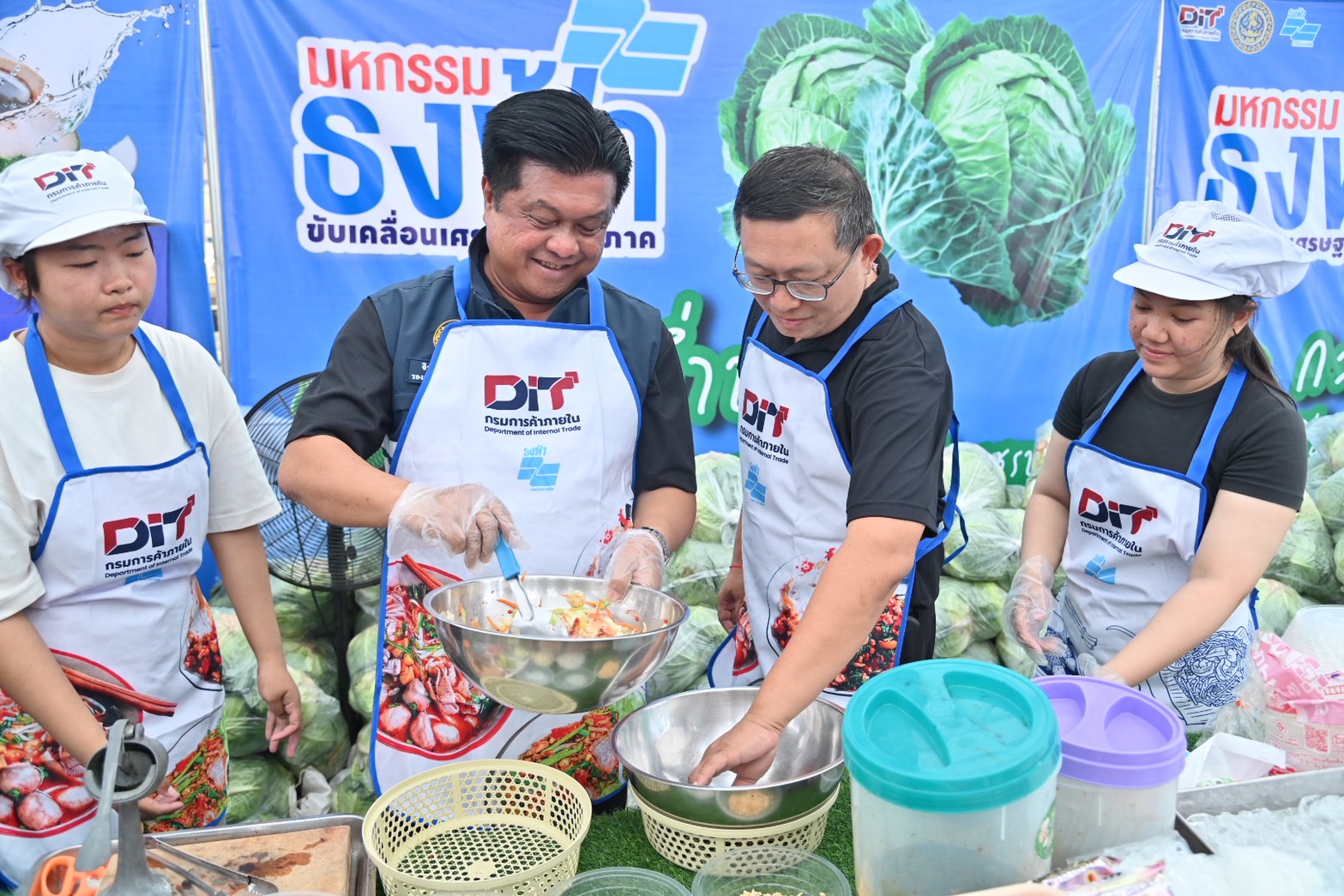 ข่าวเลขที่ 96/2569 “พาณิชย์” ลุยลดค่าครองชีพประชาชน-ช่วยผู้ประกอบการ ยกทัพสินค้าราคาประหยัด จำหน่ายสินค้าราคาประหยัดให้พี่น้องชาวกาญจนบุรีในงาน “มหกรรมธงฟ้าขับเคลื่อนเศรษฐกิจภูมิภาค” (24 มีนาคม 2569)