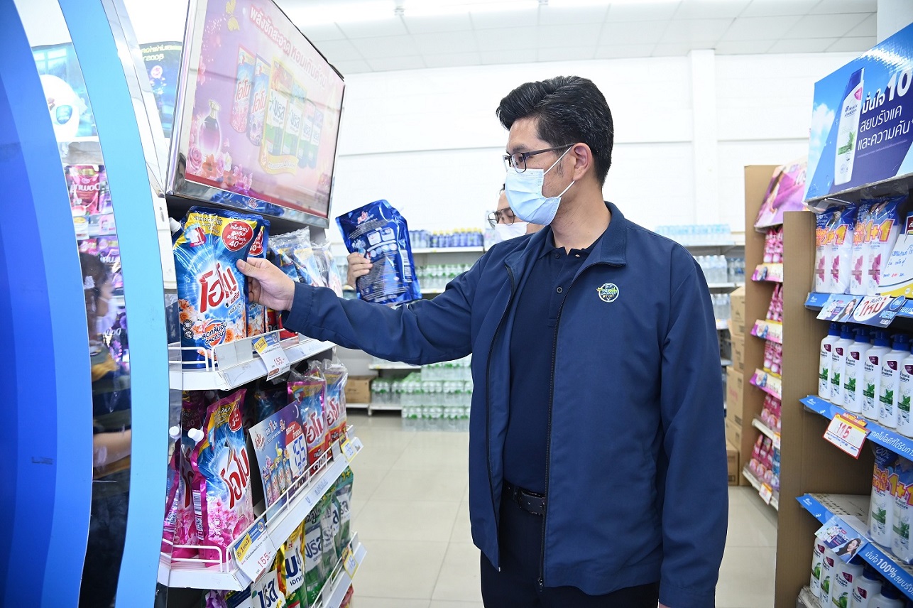 ร้อยตรีจักรา ยอดมณี รองอธิบดีกรมการค้าภายใน ตรวจติดตามสถานการณ์ราคาสินค้าอุปโภคบริโภค 