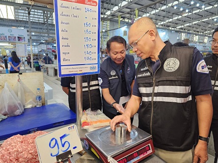กรมการค้าภายใน ตรวจมาตรวัดปริมาณน้ำมัน และติดตามสถานการณ์ราคาสินค้าอุปโภคบริโภค ในช่วงเทศกาลปีใหม่
