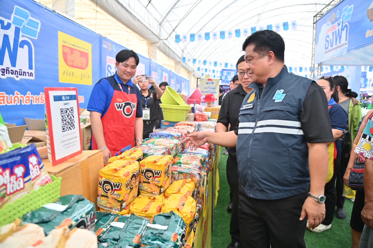 ข่าวเลขที่ 96/2569 “พาณิชย์” ลุยลดค่าครองชีพประชาชน-ช่วยผู้ประกอบการ ยกทัพสินค้าราคาประหยัด จำหน่ายสินค้าราคาประหยัดให้พี่น้องชาวกาญจนบุรีในงาน “มหกรรมธงฟ้าขับเคลื่อนเศรษฐกิจภูมิภาค” (24 มีนาคม 2569)