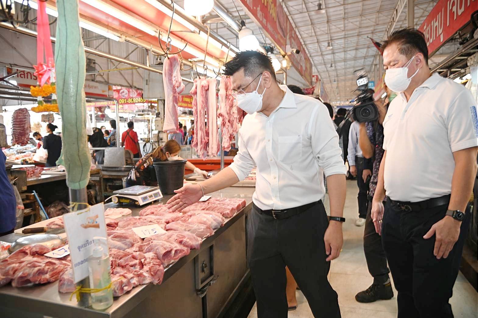 อธิบดีกรมการค้าภายใน ติดตามสถานการณ์ราคาสินค้า ณ ตลาดเวิลด์มาร์เก็ต เขตทวีวัฒนา กรุงเทพฯ