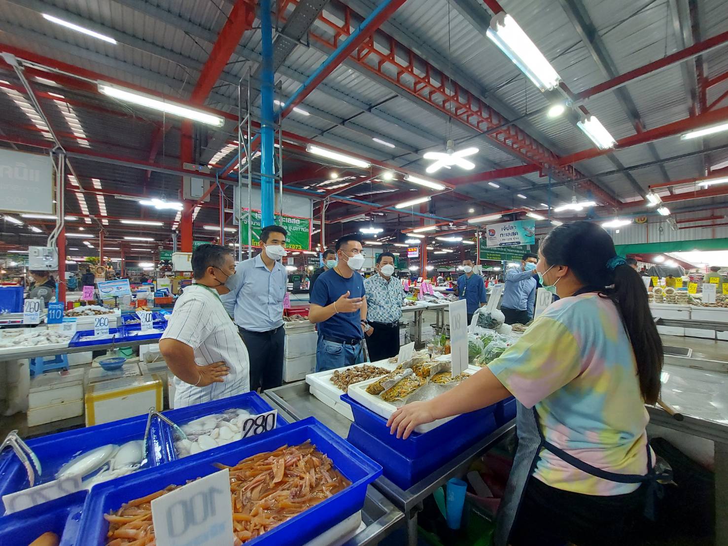 อธิบดีติดตามสถานการณ์การจำหน่ายสินค้าในตลาดกลางผักและผลไม้ในความส่งเสริมของกรม