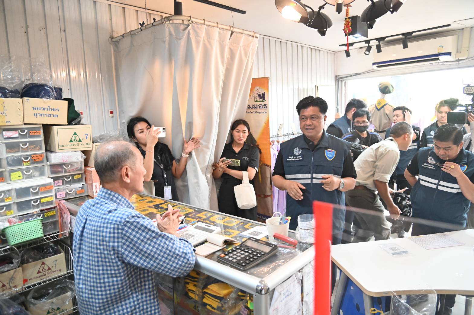 ข่าวเลขที่ 138/2569 พาณิชย์ลงพื้นที่ตรวจร้านชุดนักเรียนก่อนเปิดเทอม ย้ำตรึงราคา–ปิดป้ายชัด ชวนผู้ปกครองใช้โปร “Back To School 2026” ลดสูงสุด 86% (11 พฤษภาคม 2569)