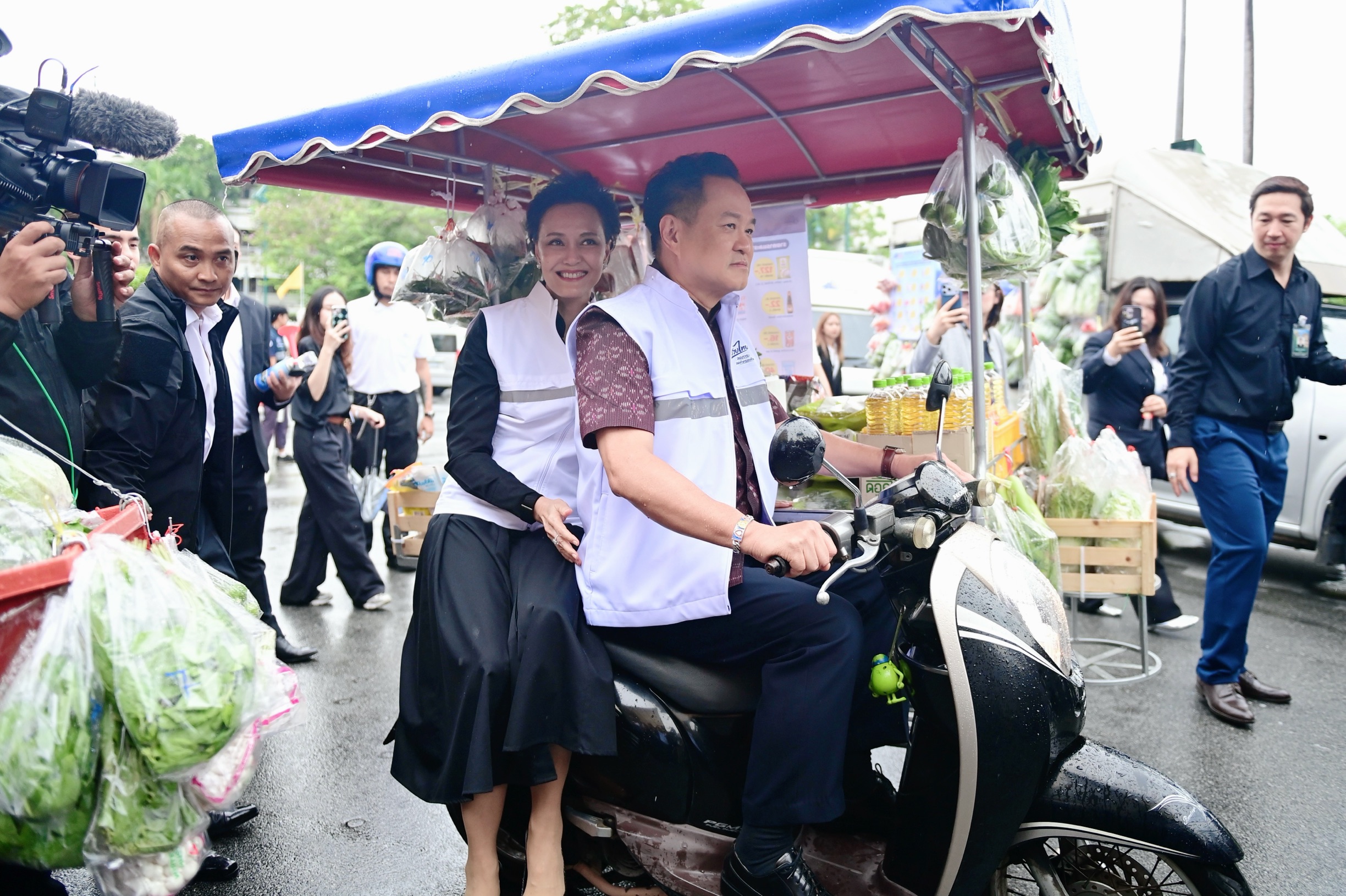 ข่าวเลขที่ 139/2569 “ไทยช่วยไทย ลดภาระค่าครองชีพ : พาณิชย์รถพุ่มพวง ลดราคาช่วยประชาชน” รัฐบาลผนึก 4 ภาคส่วน ส่งสินค้าจำเป็นราคาพิเศษถึงชุมชน ลดค่าครองชีพไม่น้อยกว่า 280 ล้านบาท  (12 พฤษภาคม 2569)