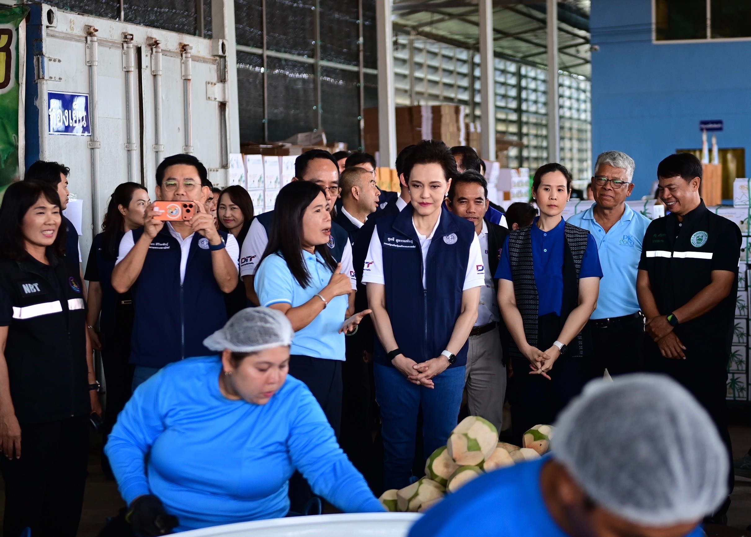 ข่าวเลขที่ 178/2569 พาณิชย์ลงพื้นที่เยี่ยมชมวิสาหกิจชุมชนต้นแบบผู้ผลิตมะพร้าวน้ำหอมคุณภาพ ติดตามระบบการจัดการผลผลิตพรีเมียม เพื่อเตรียมความพร้อมสู่ล้งชุมชนต้นแบบ (5 กรกฎาคม 2569)