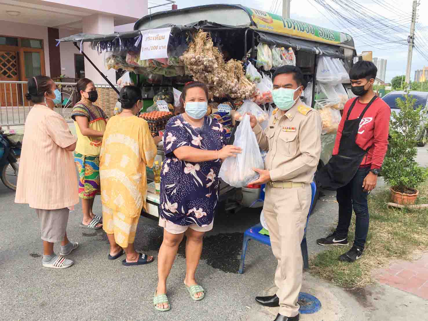 รองอธิบดีตรวจติดตามเยี่ยมโครงการ Mobile พาณิชย์ลดราคา! ช่วยประชาชน