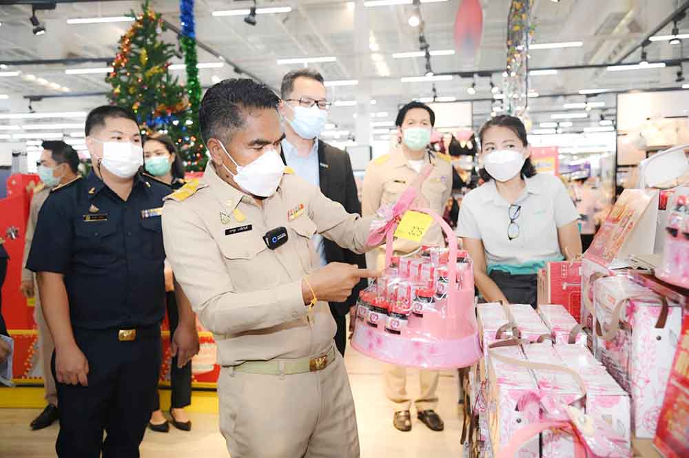 ตรวจติดตามการจำหน่ายกระเช้าของขวัญปีใหม่