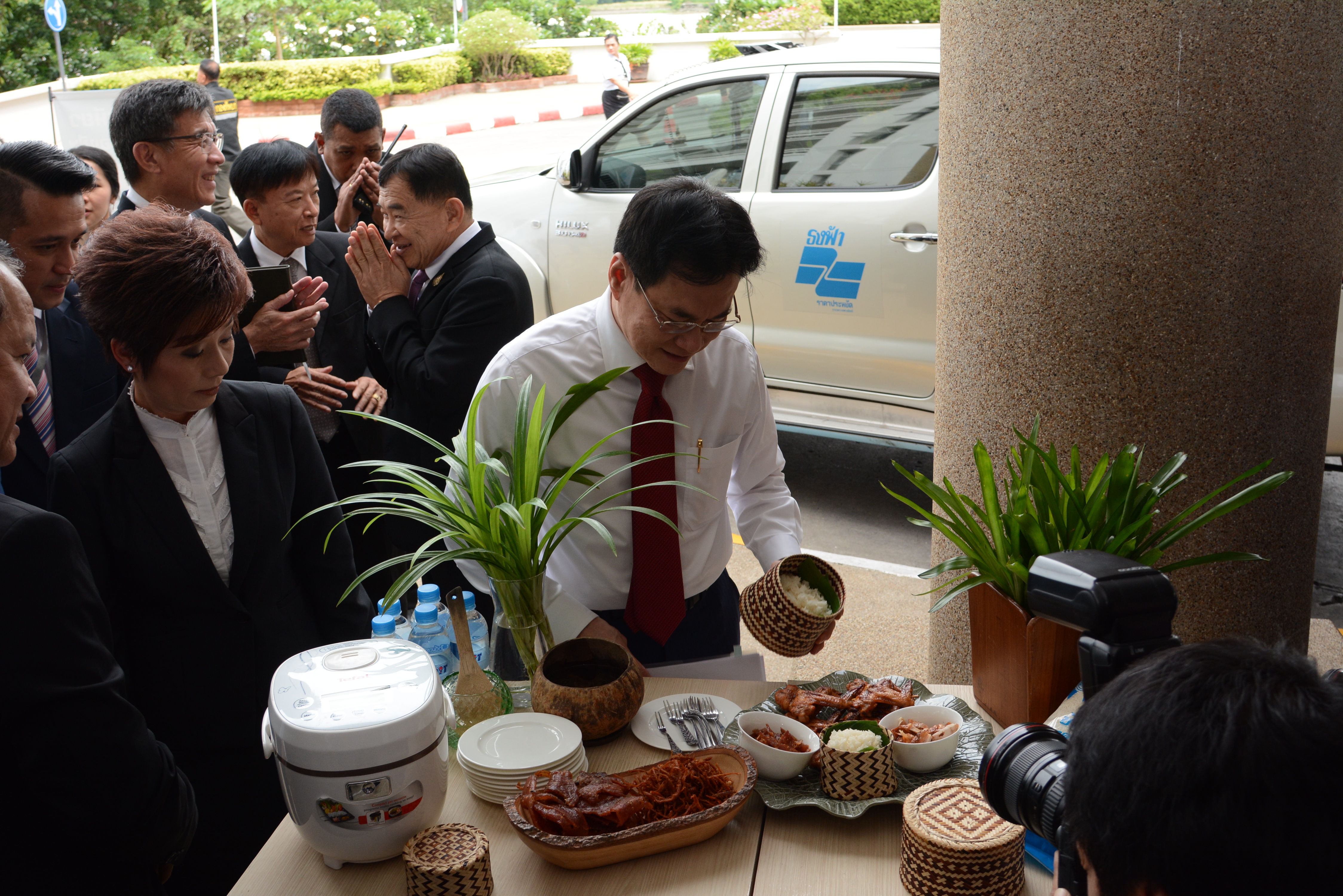 งานแถลงข่าวและปล่อยคาราวานข้าวเหนียวบรรจุถุง โครงการลดภาระค่าครองชีพผู้บริโภคข้าวเหนียว
