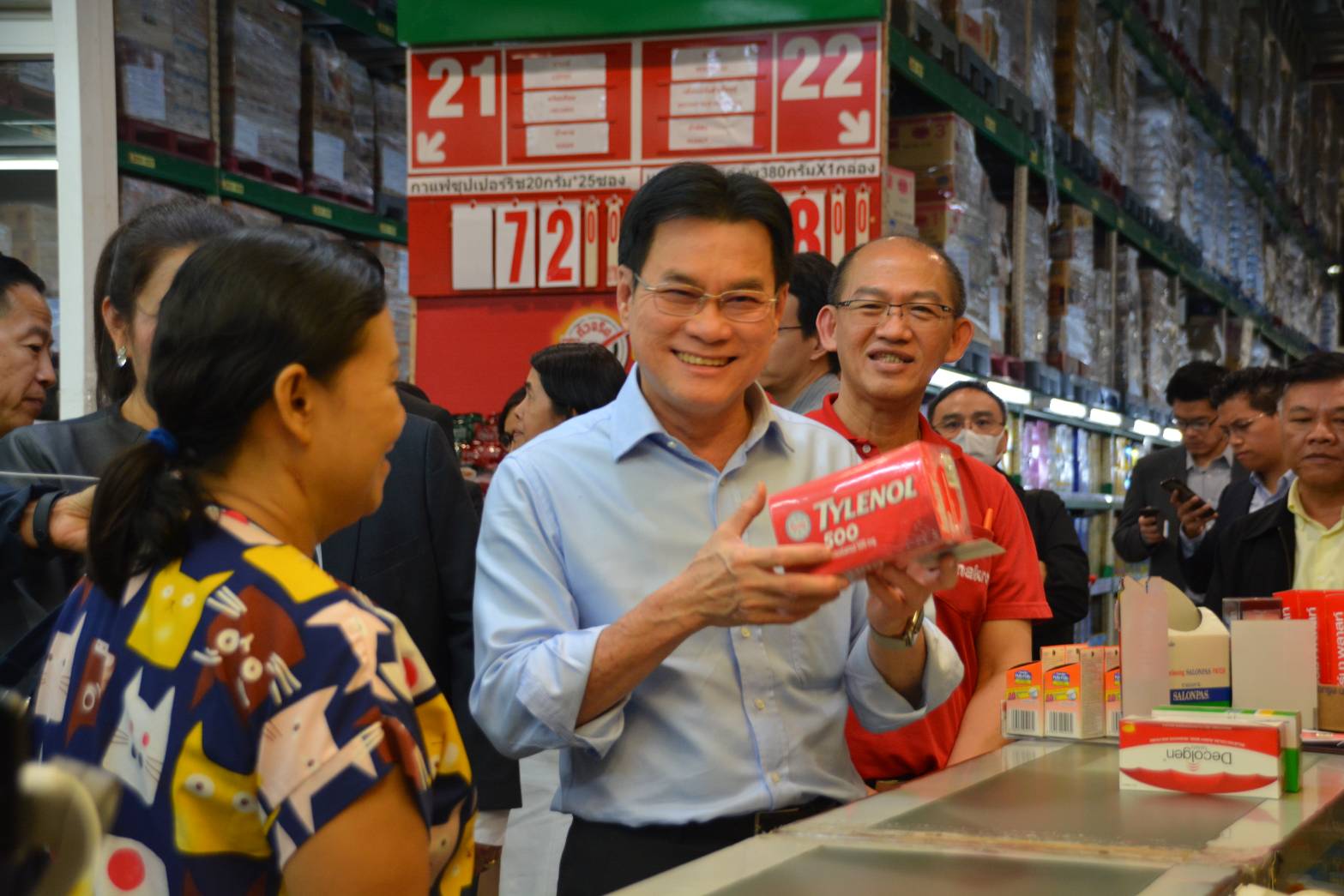 รัฐมนตรีว่าการกระทรวงพาณิชย์ตรวจเยี่ยมโรงงานผลิตหน้ากากอนามัย และตรวจสอบสถานการณ์การจำหน่ายหน้ากากอนามัย