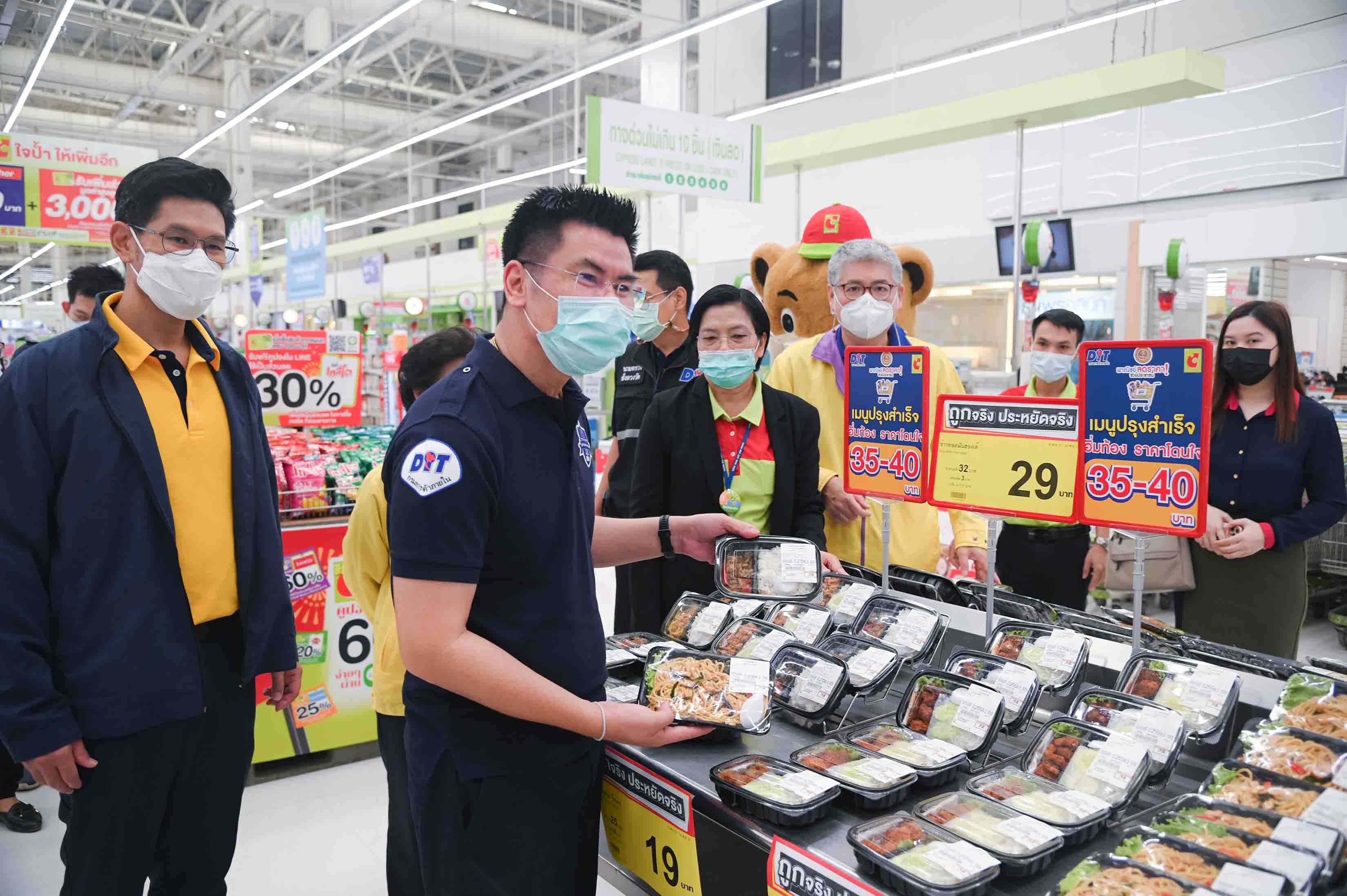 ตรวจเยี่ยมสถานการณ์จำหน่ายอาหารปรุงสำเร็จที่ร่วมโครงการ "เมนูปรุงสำเร็จอิ่มท้อง ราคาโดนใจ"