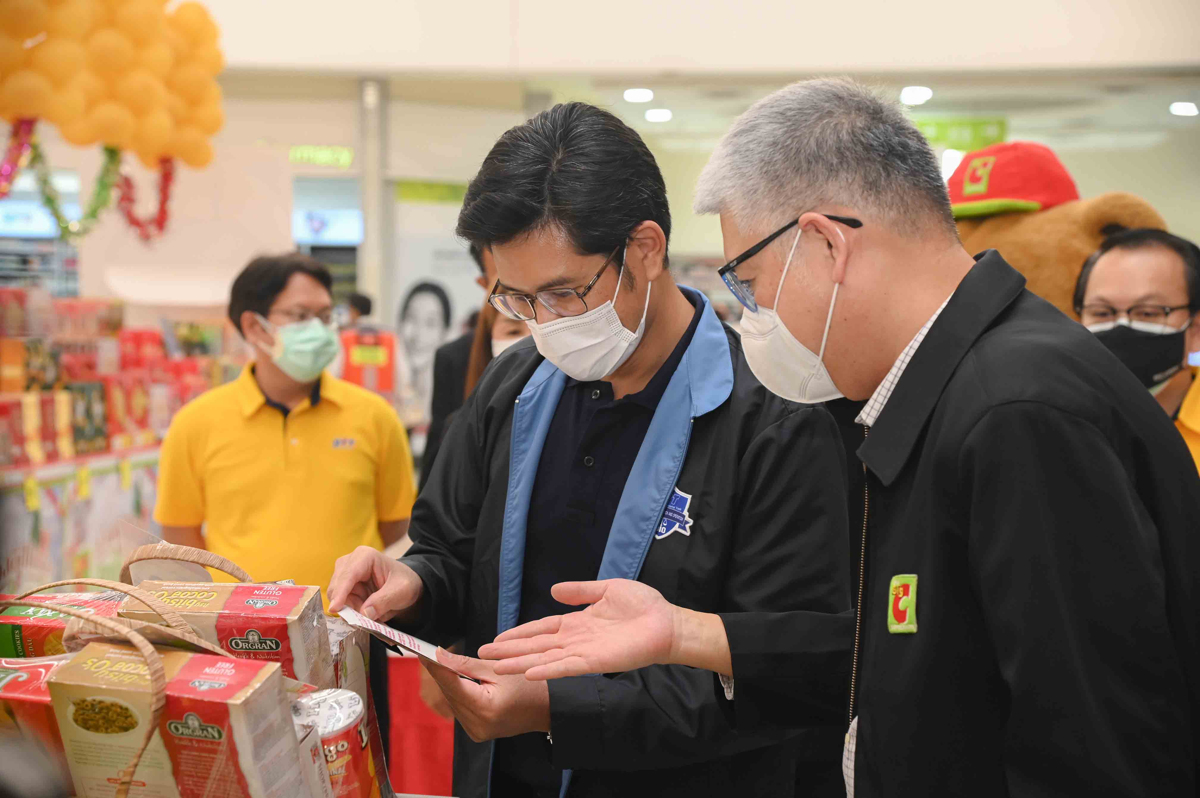 รองอธิบดีกรมการค้าภายใน ตรวจสอบกระเช้าของขวัญ