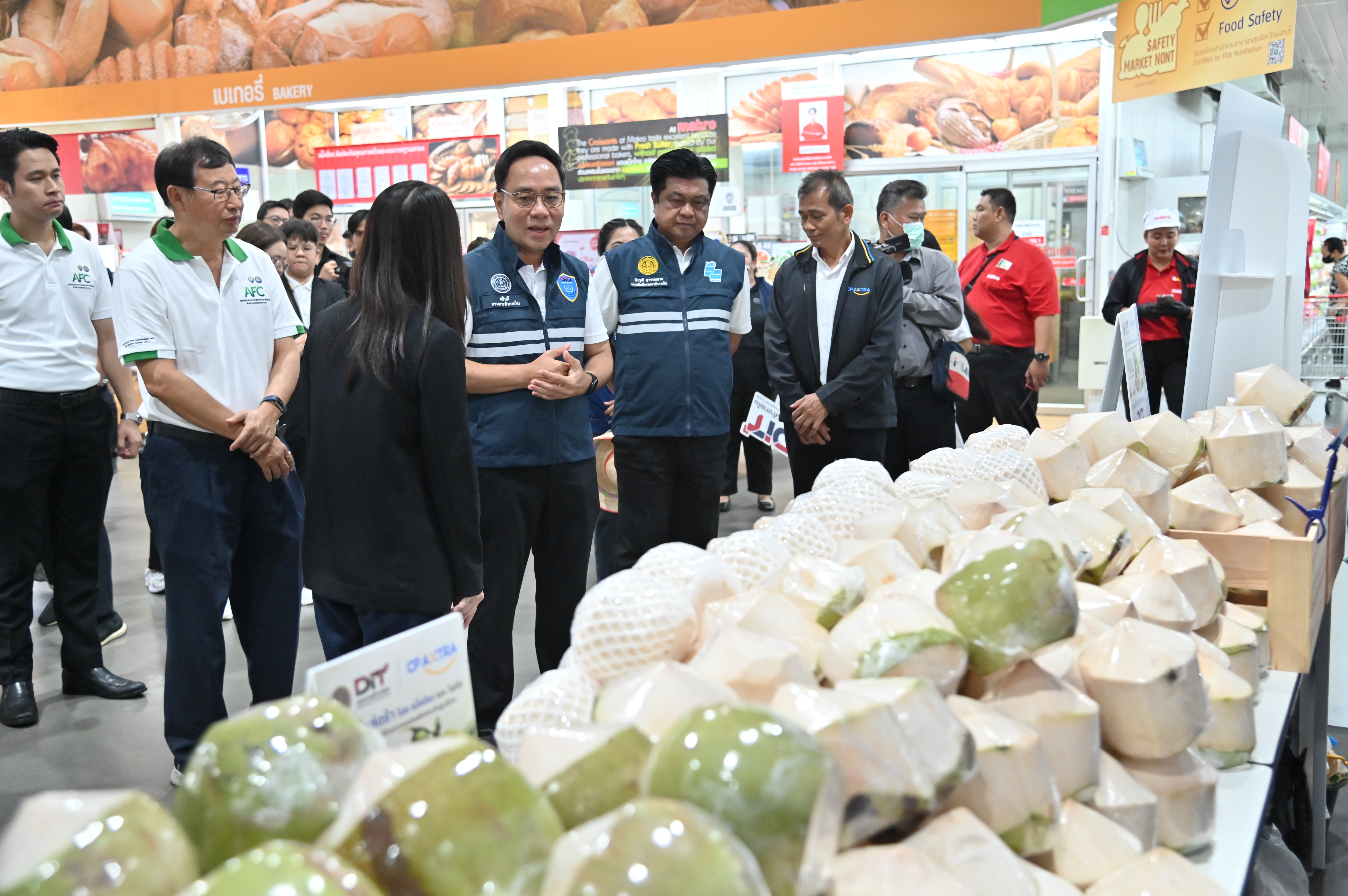 ข่าวเลขที่ 91/2569 DIT ผนึก CP Axtra เร่งระบายมะพร้าวน้ำหอมผ่านแม็คโคร–โลตัส 2,600 สาขาทั่วประเทศ เปิดพื้นที่ห้างให้ชาวสวนมะพร้าว ดันราคาหน้าสวนดีขึ้น คาดเมษายนขยับต่อเนื่อง (18 มีนาคม 2569)