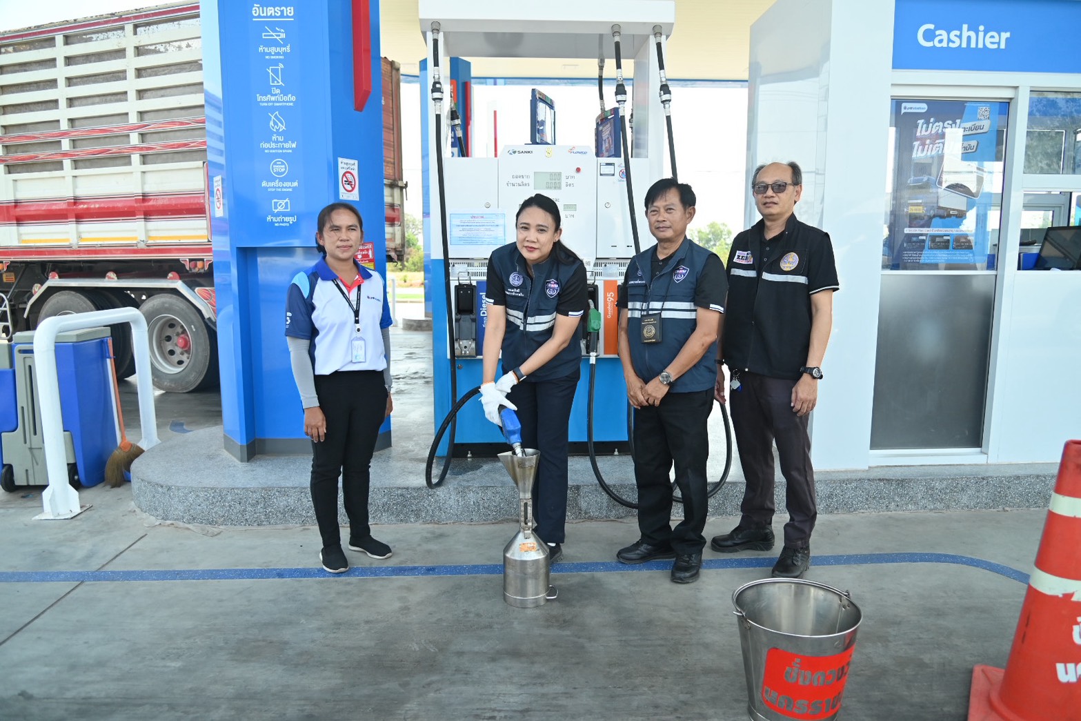 DIT ลงพื้นที่โคราช มอบท่อนพันธุ์มันสำปะหลังคุณภาพ  ติดตามสถานการณ์ปุ๋ยเคมี และตรวจสถานีบริการน้ำมันเชื้อเพลิง