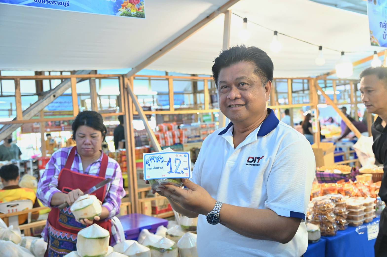 ข่าวเลขที่ 70/2569 DIT เร่งดูดซับมะพร้าวน้ำหอม กลาง-ใต้ 2 ล้านลูก กระจายทั่วประเทศ ดึงห้าง-ตลาดกลางเข้าซื้อ พร้อมเปิดจุดขายทั่วกรุงเทพ พยุงราคาให้เกษตรกร (9 กุมภาพันธ์ 2569)