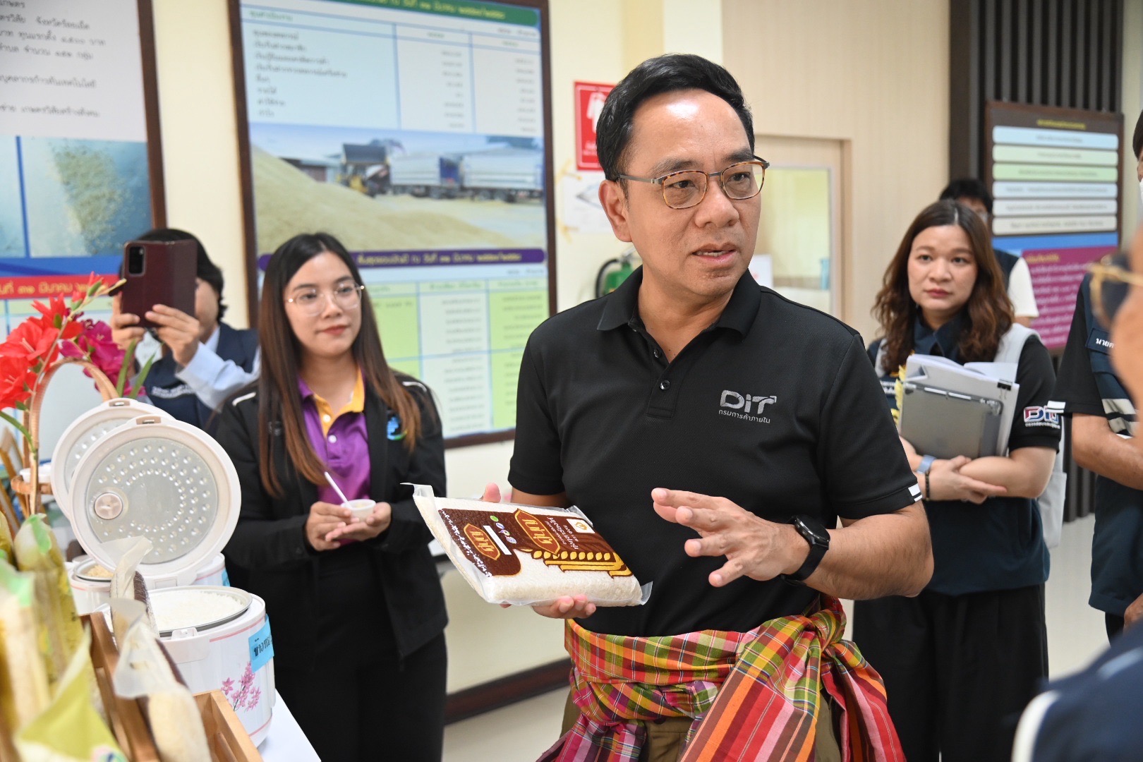 ข่าวเลขที่ 227/2569 “พาณิชย์” เดินหน้าปั้น “ข้าวประณีต” ต้นแบบข้าวไทย สร้างมูลค่าเพิ่มตลอดห่วงโซ่ ตั้งแต่แปลงนาถึงตลาด เพิ่มรายได้เกษตรกรอย่างยั่งยืน (20 กันยายน 2569)