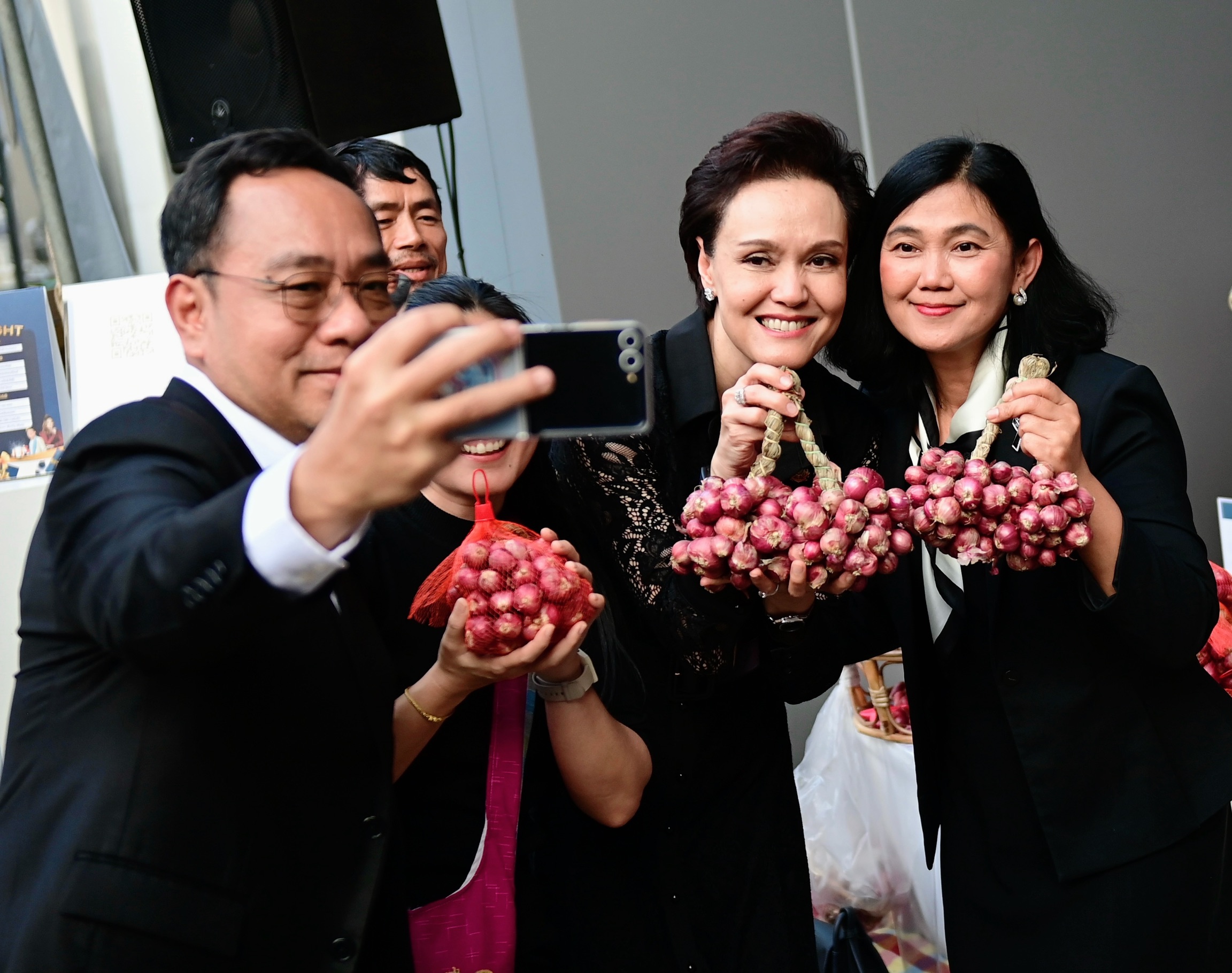 ข่าวเลขที่ 57/2569 พาณิชย์ชวนเลือกซื้อสินค้าไทยส่งความสุขปีใหม่ “New Year Mega Sale 2026” หนุนหมู่บ้านทำมาค้าขาย–Farm Outlet ลดค่าครองชีพทั่วประเทศเกือบ 5,000 ล้านบาท ต่อเนื่องถึง 31 ม.ค. 69 (25 ธันวาคม 2568)