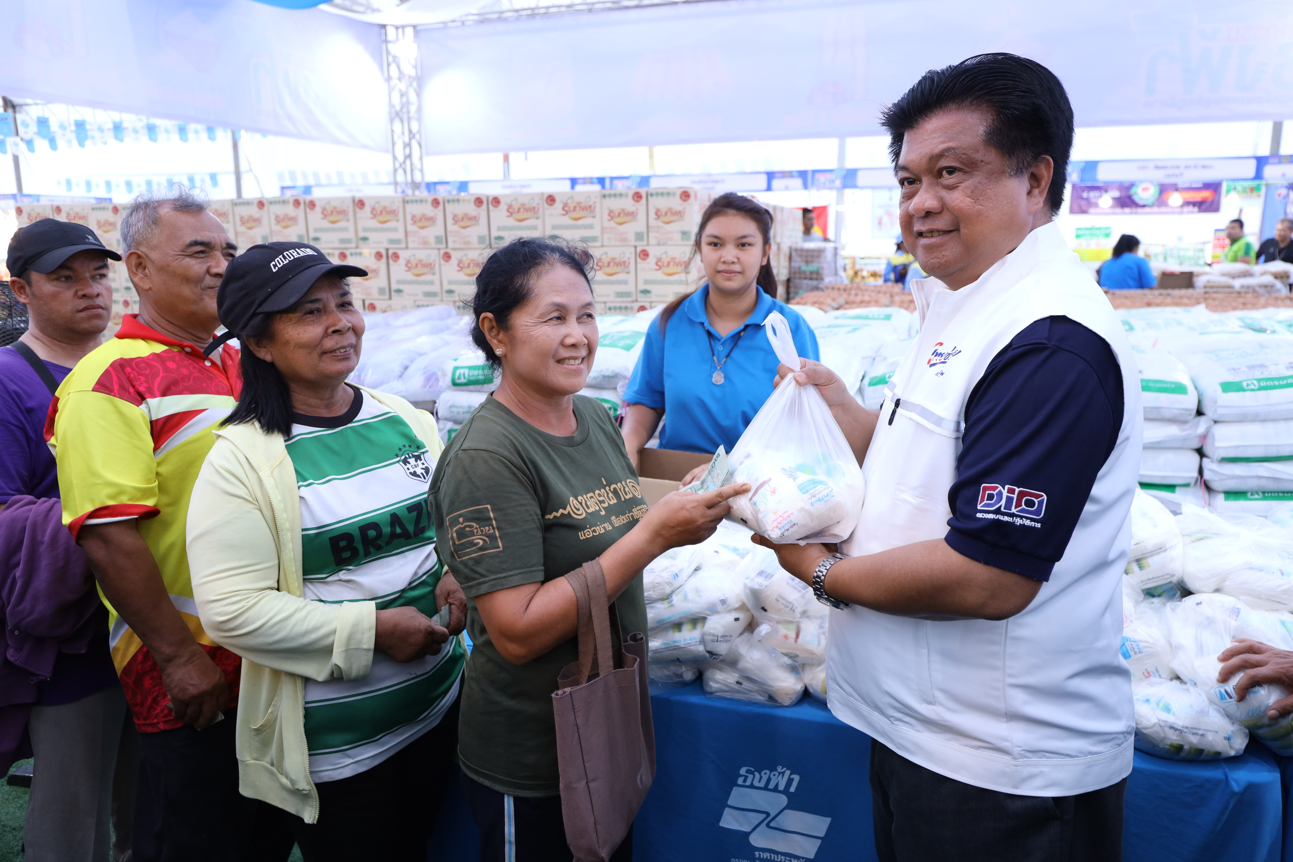 ข่าวเลขที่ 134/2569 “พาณิชย์” ลุยลดค่าครองชีพประชาชน-ช่วยผู้ประกอบการ ยกทัพสินค้าราคาประหยัด จำหน่ายสินค้าราคาประหยัดให้พี่น้องชาวนราธิวาสในงาน “มหกรรมธงฟ้าขับเคลื่อนเศรษฐกิจภูมิภาค” (7 พฤษภาคม 2569)