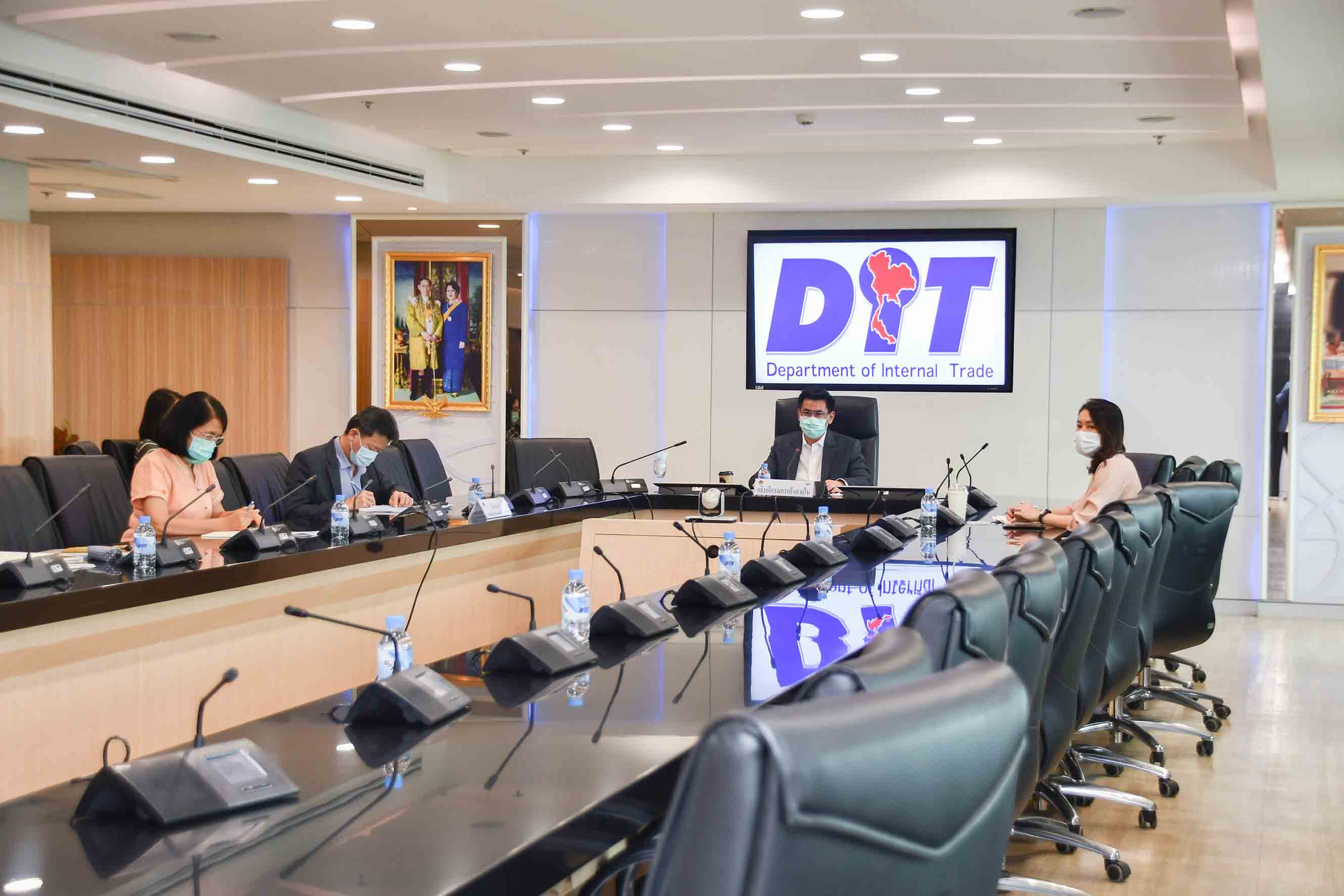 การประชุมหารือผู้ผลิตสินค้าอุปโภคบริโภค แนวทางการดำเนินโครงการพาณิชย์ลดราคา! ช่วยประชาชน