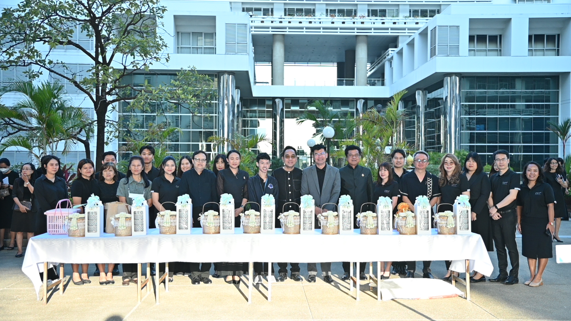 พิธีตักบาตร พระสงฆ์ 9 วัด 99 รูป เนื่องในโอกาสวันขึ้นปีใหม่ 2569