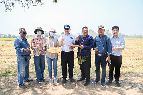 กรมการค้าภายในเยี่ยมชมแปลงทดลองการใช้ผลิตภัณฑ์จุรินทรีย์ชีวภาพเพื่อช่วยลดต้นทุน